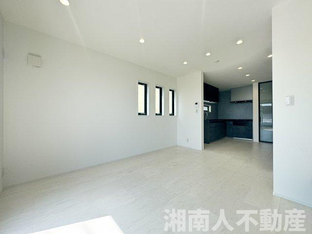鎌倉市由比ガ浜４丁目３－８－２新築戸建ての居間・リビング|こちらの居間で趣味の時間をお楽しみください