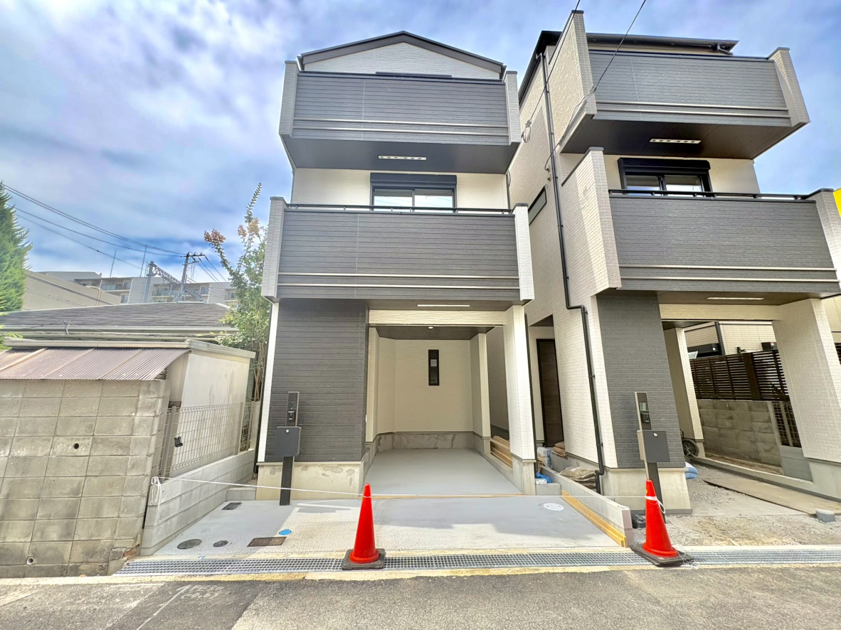 魚崎南町6丁目新築戸建A号棟の外観|1階部分にカースペースが組み込まれています。雨や直射日光から大切な車を守るだけでなく、雨の日の乗り降りや荷物の出し入れも濡れずにスムーズに行えます。