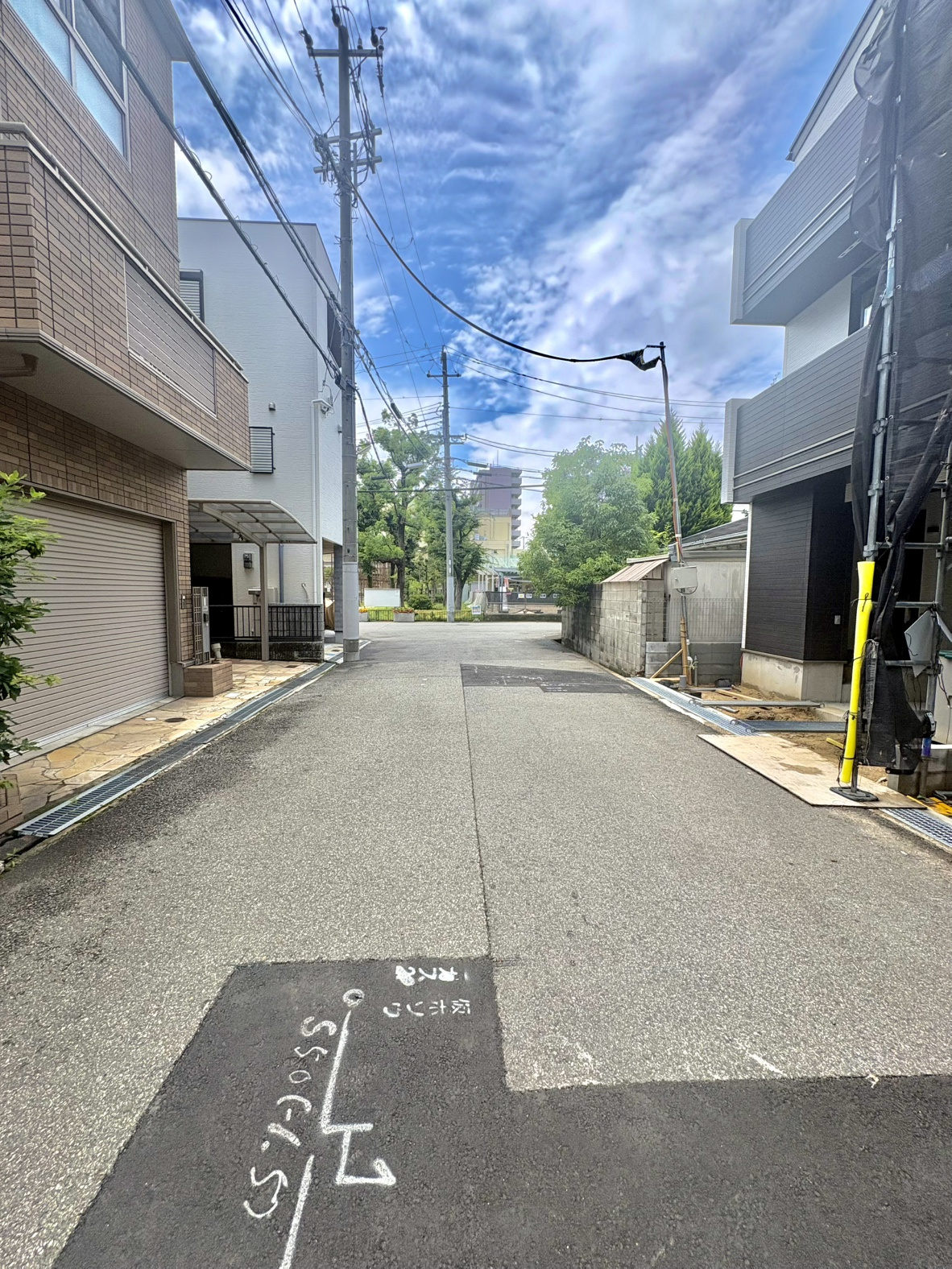 魚崎南町6丁目新築戸建A号棟の前面道路含む現地写真|南側の前面道路は幅員約6.1mとゆとりある広さを確保。大型車でも切り返しがしやすく、毎日の駐車や対向車とのすれ違いもストレスフリーです。運転が苦手な方でも安心して暮らせる快適な住環境です。