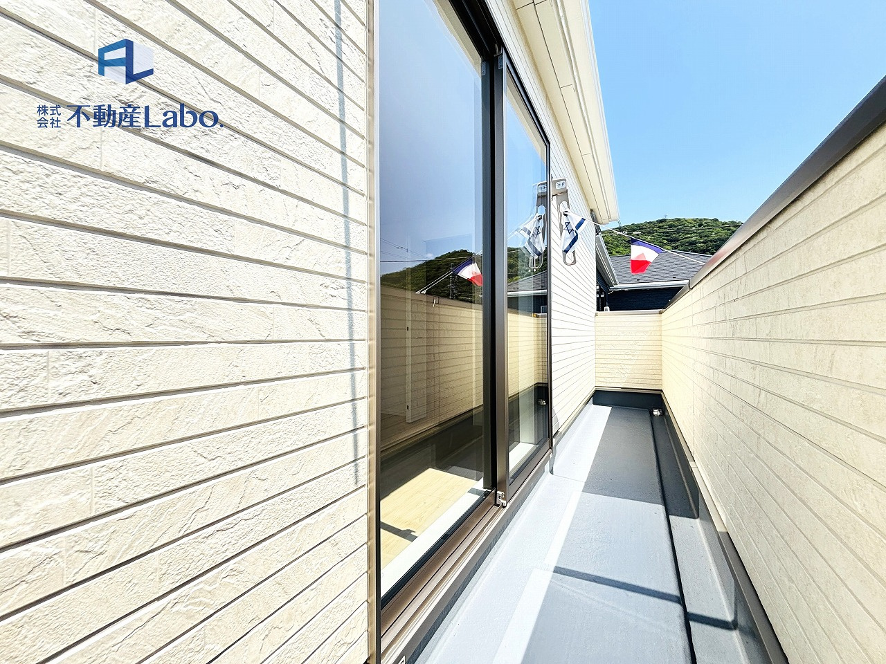 クレイドルガーデン　沼津市本郷町第4　～全3棟～のバルコニー|●バルコニー● 
可動式の物干し金物が付いており、使用しない際は収納できます♪お洗濯には十分なスペース♪