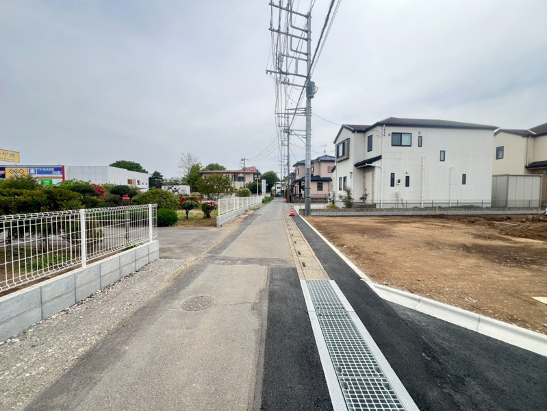 【坂戸市鎌倉町4号地 前面道路写真】幅員4.0ｍございます。(2026.04.17撮影)