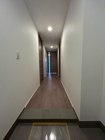 デュオヒルズ秋谷の玄関|収納もある玄関です