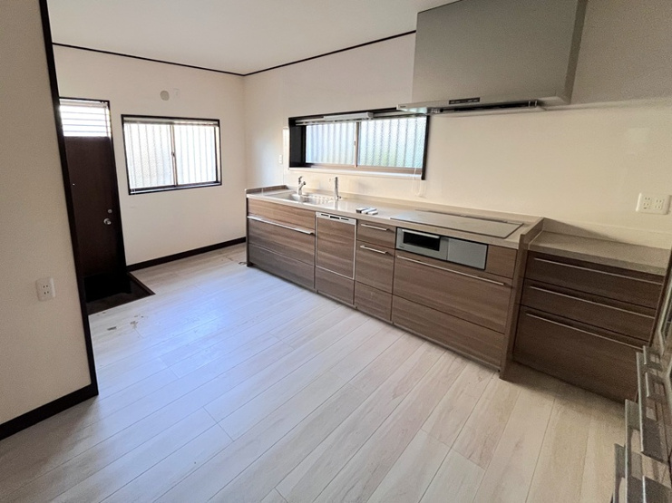 行田市持田４丁目　中古戸建　キッチンダイニング　9帖　食洗機付きのシステムキッチンとなっております。