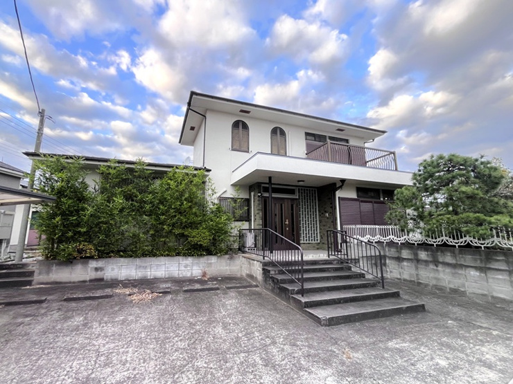 行田市持田４丁目　中古戸建　外観写真2　正面は手すりのある玄関アプローチ