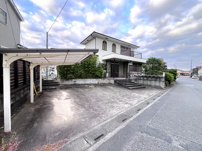 行田市持田４丁目　中古戸建　駐車スペース　カーポートのある駐車スペースです。