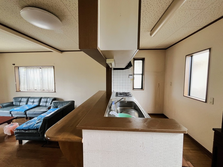 行田市長野５丁目　中古戸建　キッチン②　キッチンにはカウンタースペースもございます。