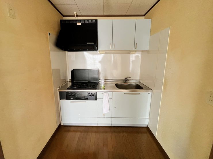 行田市長野５丁目　中古戸建　２階セカンドリビング　キッチン　３口コンロ、グリル付き！冷蔵庫用のコンセントも左の壁上部にございます。