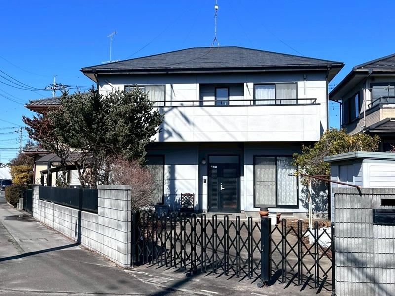 行田市長野５丁目　中古戸建　外観写真　南向きの日当たりの良い住まい。