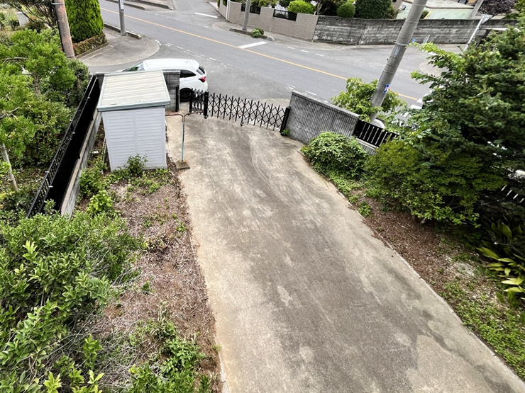 行田市長野５丁目　中古戸建　庭スペース（バルコニーからの見たお庭）　建物の南側には、お庭スぺースもございます。こちらにも１台、車を駐車できます。