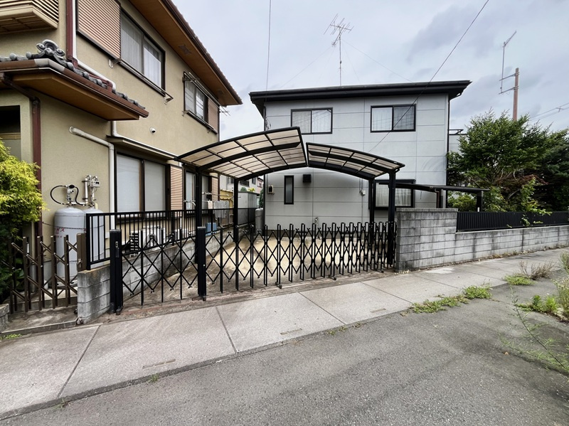 行田市長野５丁目　中古戸建　駐車スペース　カーポート付き　
