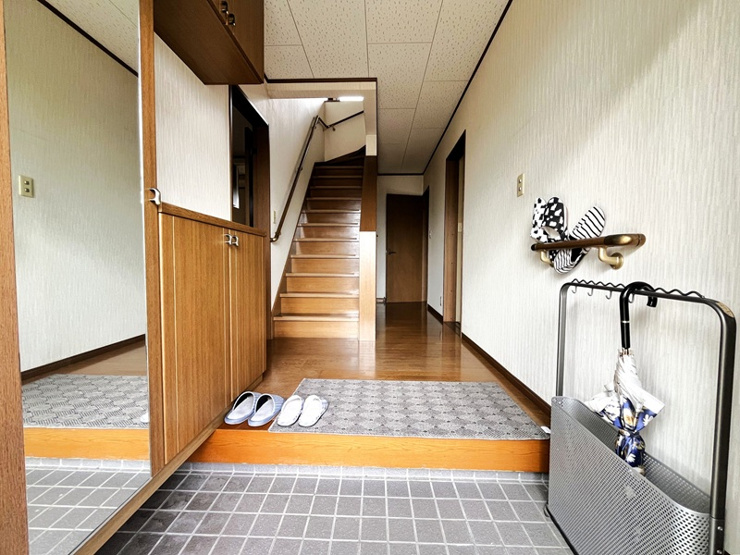行田市長野５丁目　中古戸建　玄関　靴をたくさん収納できるシューズボックスが付き！姿見の大きな鏡も付いておりますので、外出の際には、身だしなみの確認ができます。