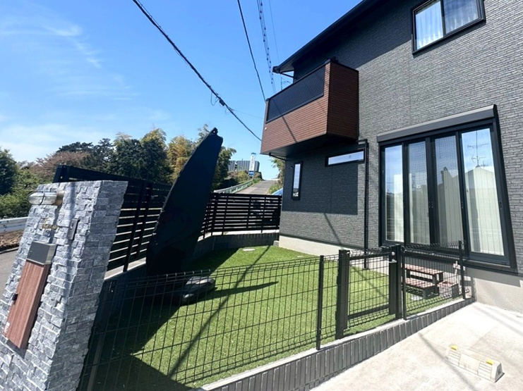 狭山市大字笹井　中古戸建　外観写真③　建物の南側にはお庭スペース付き！