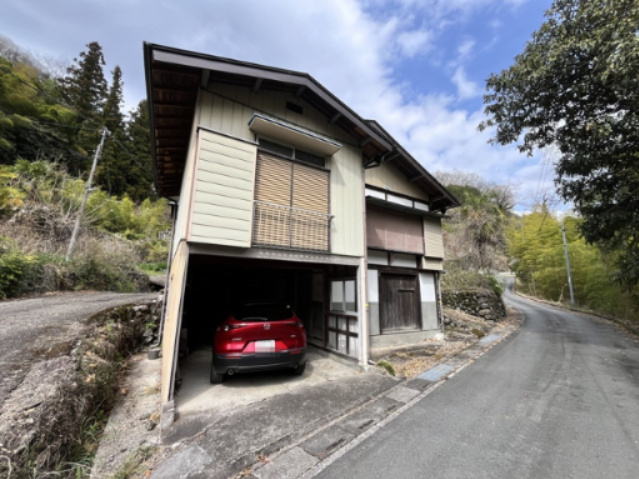 埼玉県児玉郡神川町矢納123　外観写真2　駐車スペースおよび離れ