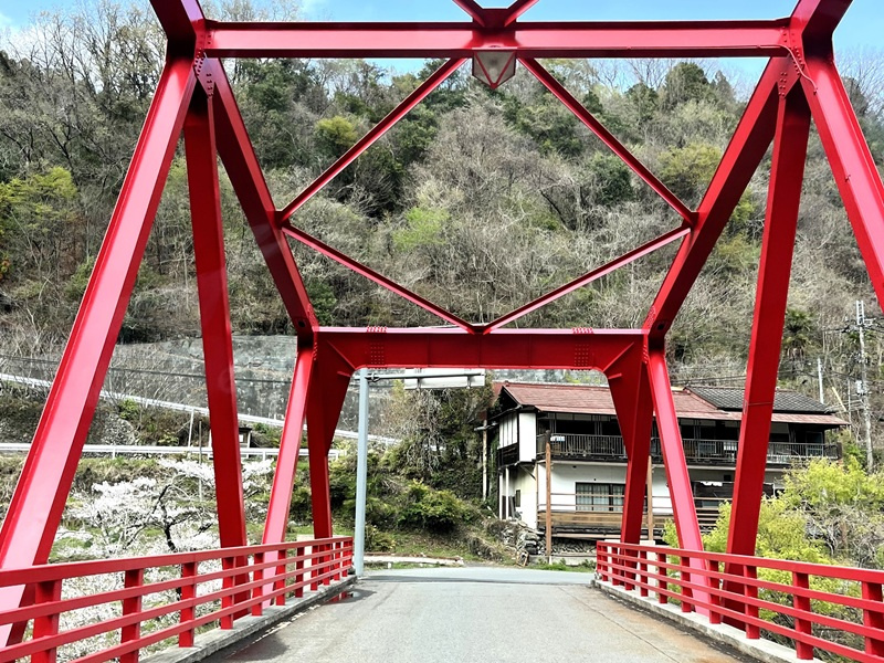 埼玉県児玉郡神川町矢納123　現地へ向かう道にある「登仙橋」鮮やかな赤色が美しい橋