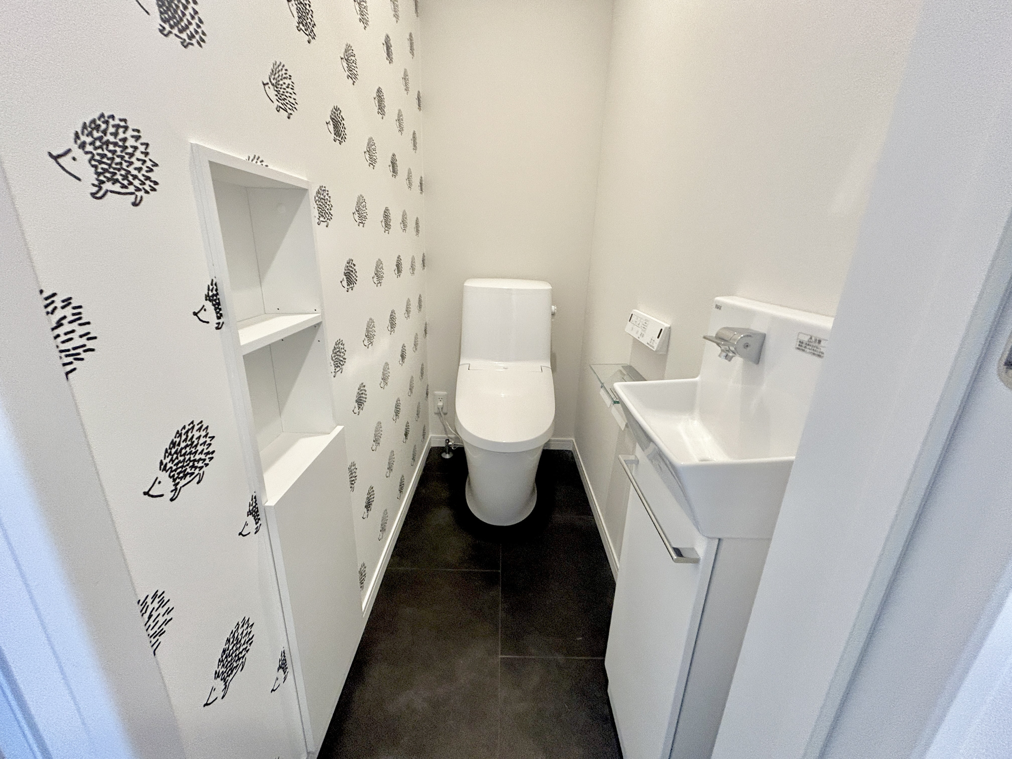伊勢崎市上諏訪町　新築住宅全1棟のトイレ|節水型でエコなトイレには、今では当たり前の洗浄付き。便座を温める機能もついていて、居心地良くてトイレから出られなくなるかも！換気用に換気扇はもちろん、窓も着いているので常に快適ですね♪