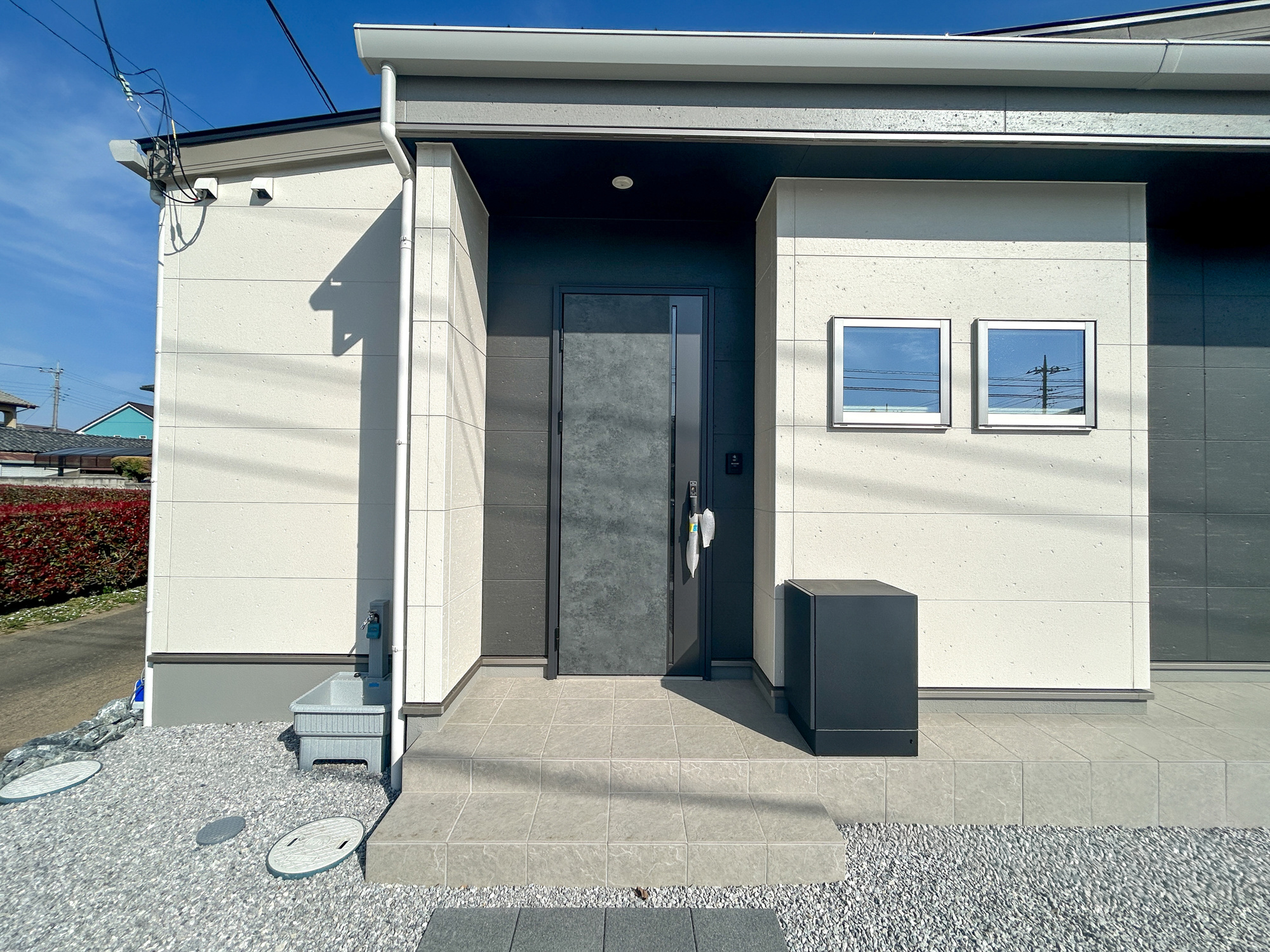 伊勢崎市上諏訪町　新築住宅全1棟の玄関|明るく優しいイメージの玄関アプローチ。玄関上は屋根があるので雨の心配いらず♪