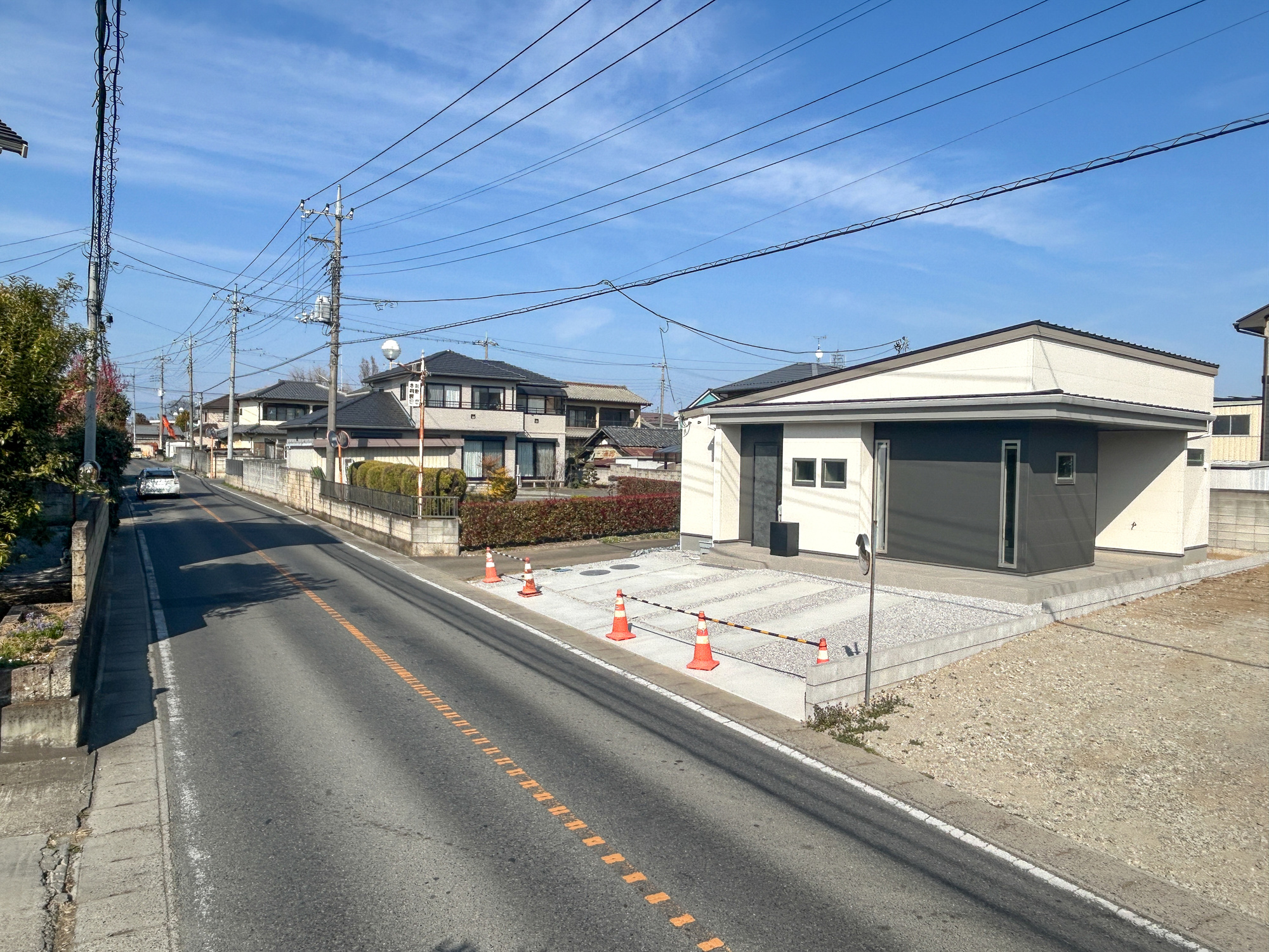 伊勢崎市上諏訪町　新築住宅全1棟の前面道路含む現地写真|閑静な住宅地で子育て家族にピッタリ。毎日のお散歩も快適な緑に恵まれたエリアで、自然に包まれた穏やかな暮らしを実現するための、ゆとりある住環境が整っています。

