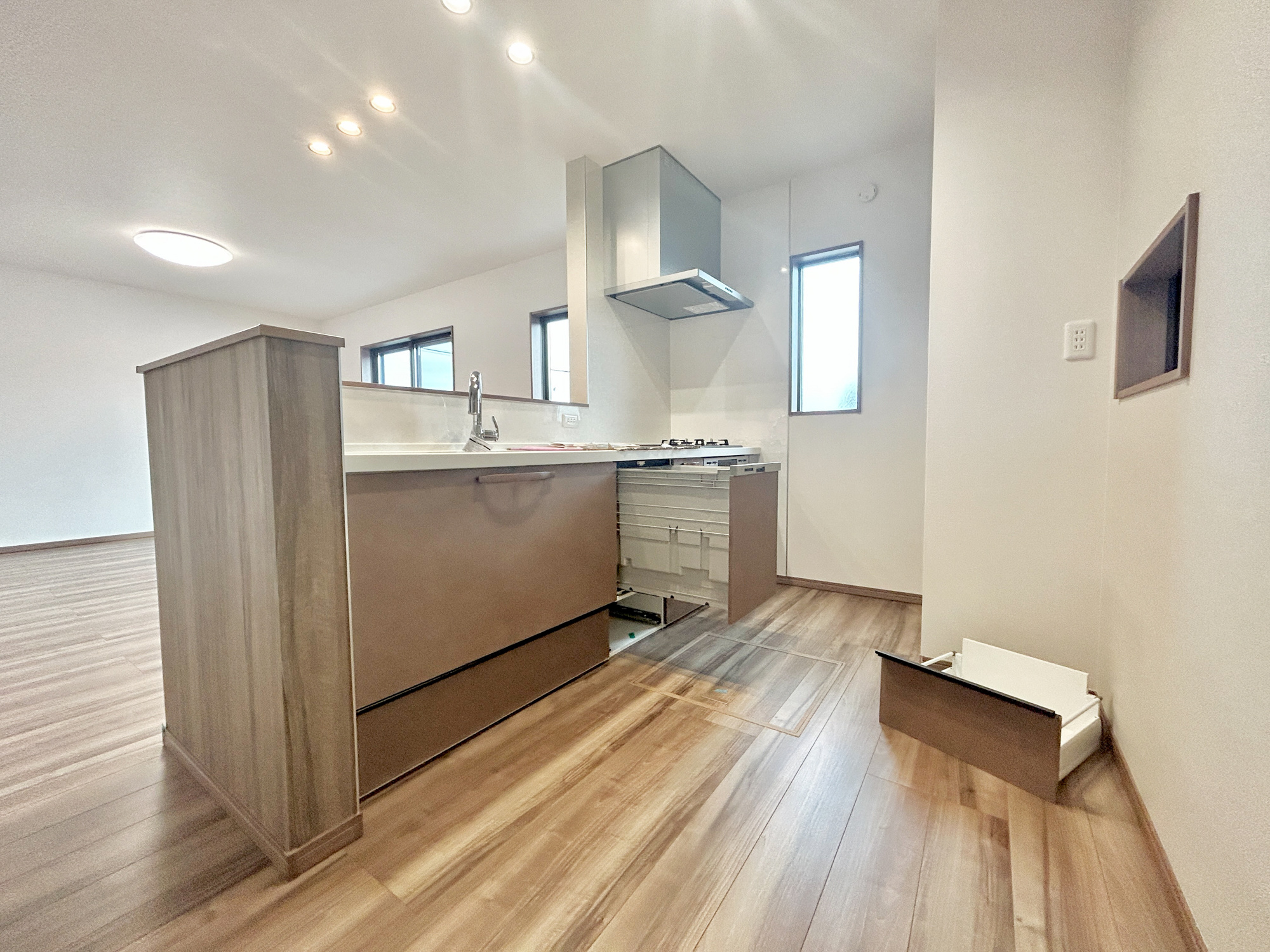 伊勢崎市安堀町第4期　新築住宅全6棟のキッチン|ダイニングからワークスペースを見渡せる、見せるキッチン。ダイニングとの空間のつながりが、スペースのゆとりを生み出します♪