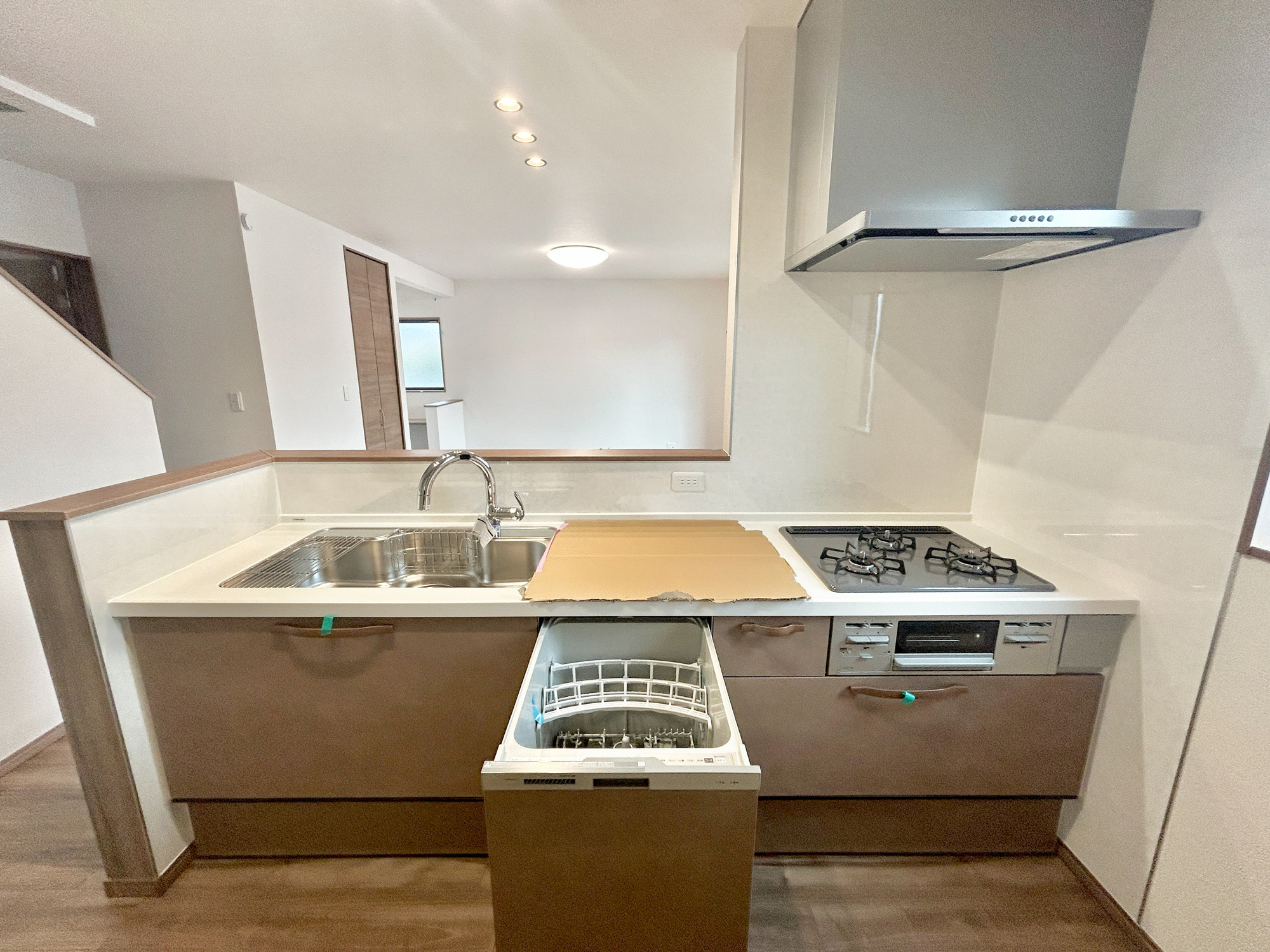 伊勢崎市安堀町第4期　新築住宅全6棟のキッチン|収納が多いのでキッチンの上は常にきれいに保てます！！
お料理がしたくなるそんな嬉しい・楽しいキッチンです♪