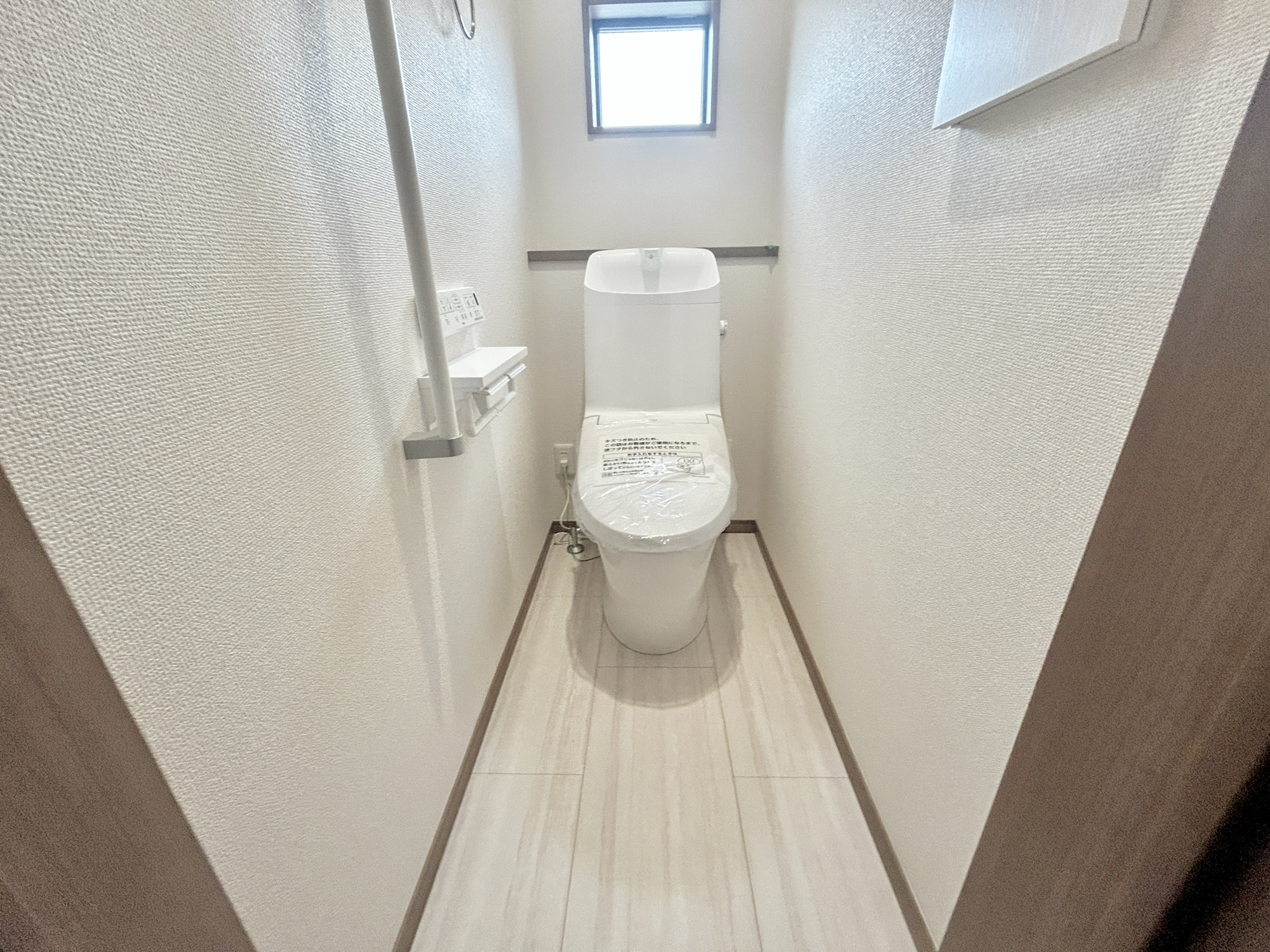 伊勢崎市安堀町第4期　新築住宅全6棟のトイレ|節水型でエコなトイレには、今では当たり前の洗浄付き。便座を温める機能もついていて、居心地良くてトイレから出られなくなるかも！換気用に換気扇はもちろん、窓も着いているので常に快適ですね♪