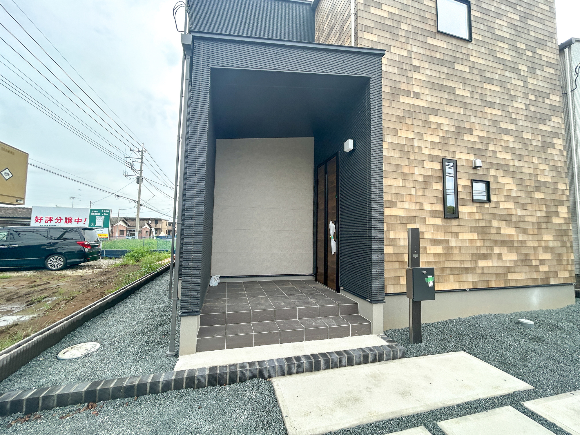 伊勢崎市安堀町第4期　新築住宅全6棟の玄関|明るく優しいイメージの玄関アプローチ。玄関上は屋根があるので雨の心配いらず♪