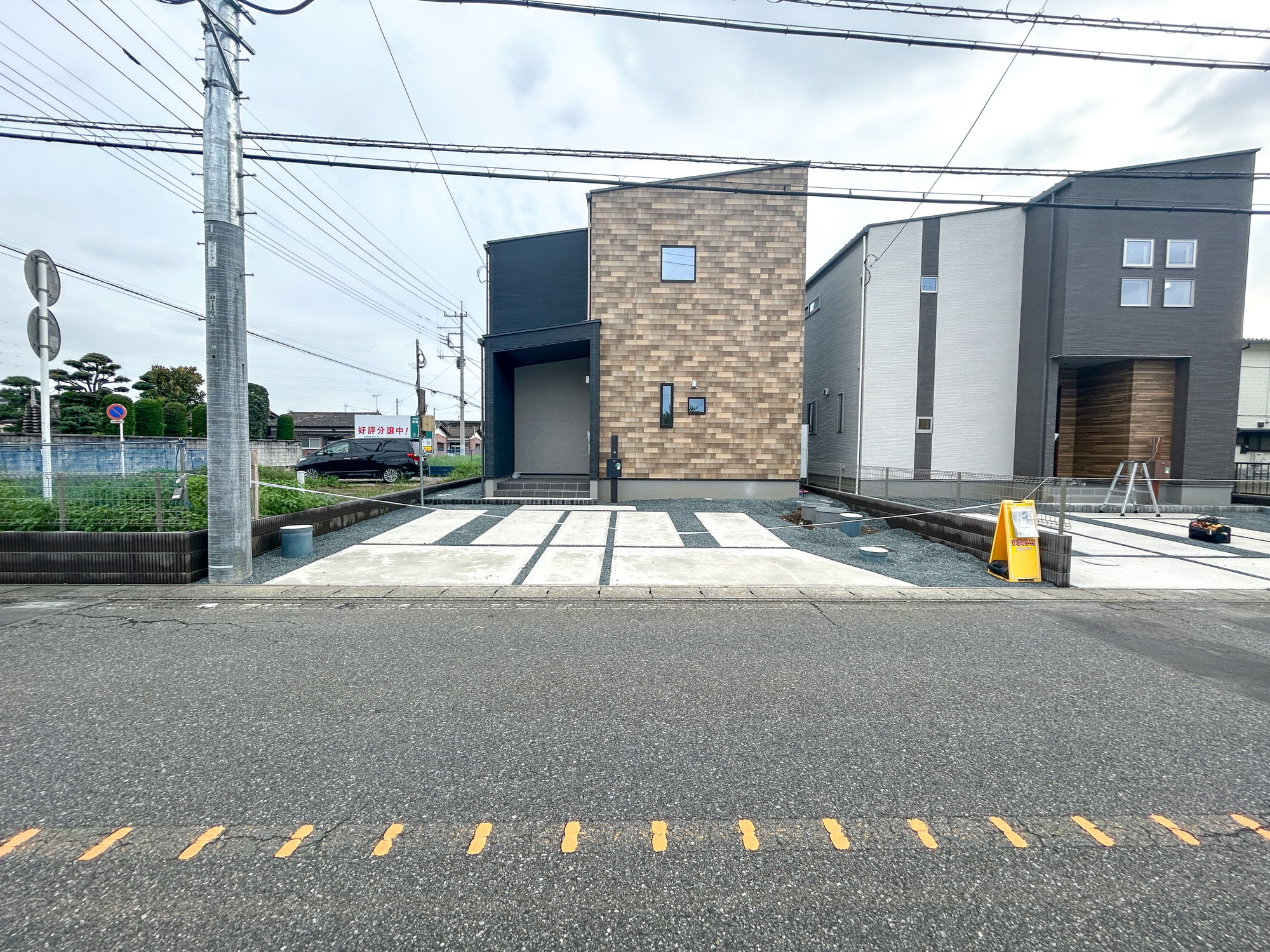 伊勢崎市安堀町第4期　新築住宅全6棟の駐車場|車庫土間施工済み、駐車2台可能です(^^♪