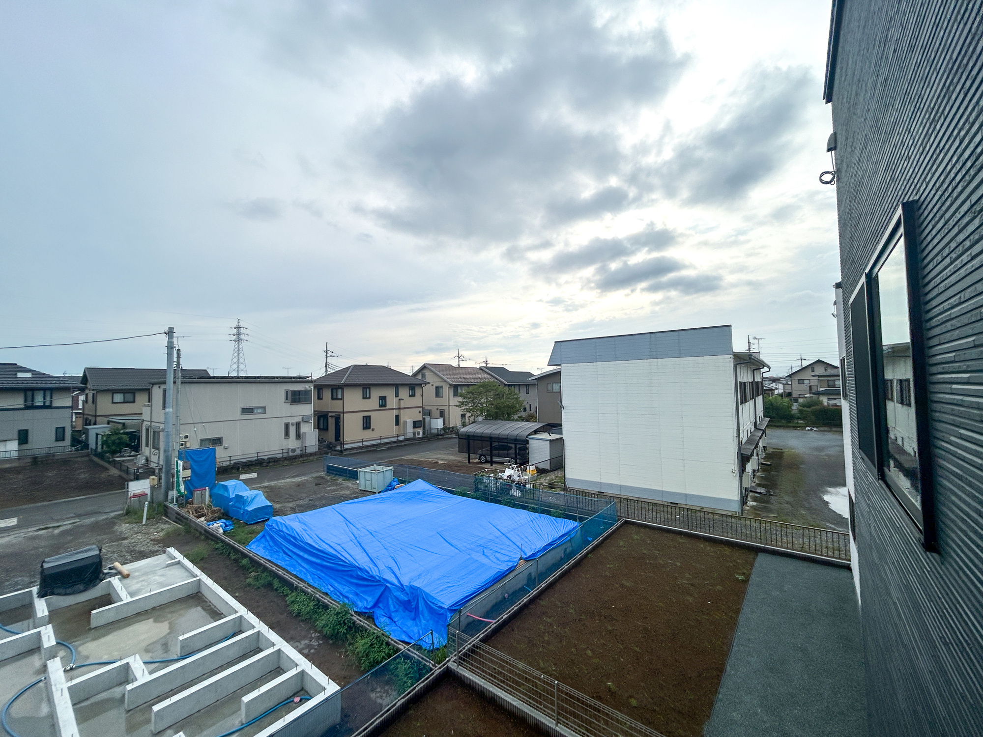 伊勢崎市安堀町第4期　新築住宅全6棟の展望|閑静な住宅地で子育て家族にピッタリ。毎日のお散歩も快適な緑に恵まれたエリアで、自然に包まれた穏やかな暮らしを実現するための、ゆとりある住環境が整っています。緑の潤いを感じながらホッと生活できそう。