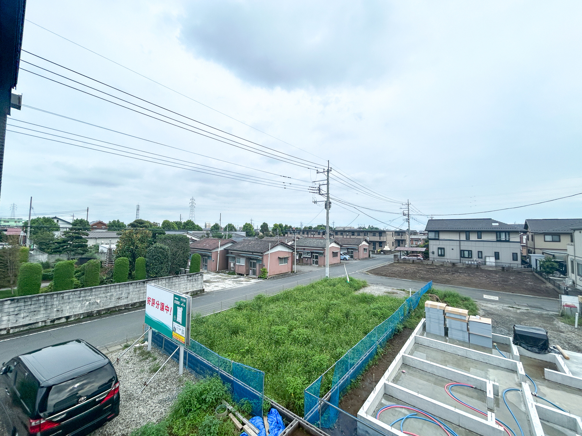 伊勢崎市安堀町第4期　新築住宅全6棟の展望|低層の一戸建てを中心とした街並みが整然と続き、周辺は高い建物が建っていないので、採光や開放性に恵まれ、空が広く緑の多い閑静な趣を感じる環境です。