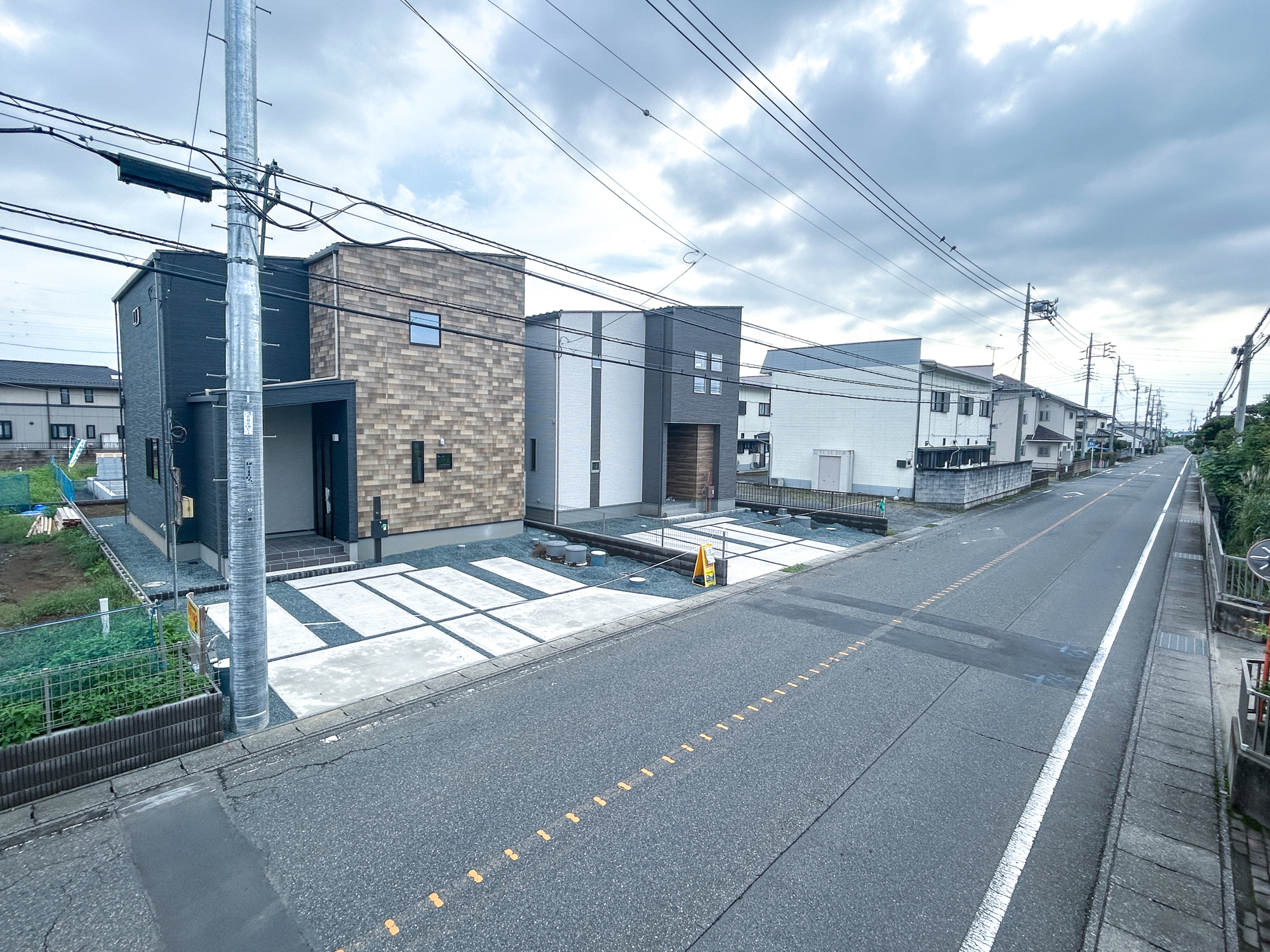 伊勢崎市安堀町第4期　新築住宅全6棟の前面道路含む現地写真|閑静な住宅地で子育て家族にピッタリ。毎日のお散歩も快適な緑に恵まれたエリアで、自然に包まれた穏やかな暮らしを実現するための、ゆとりある住環境が整っています。

