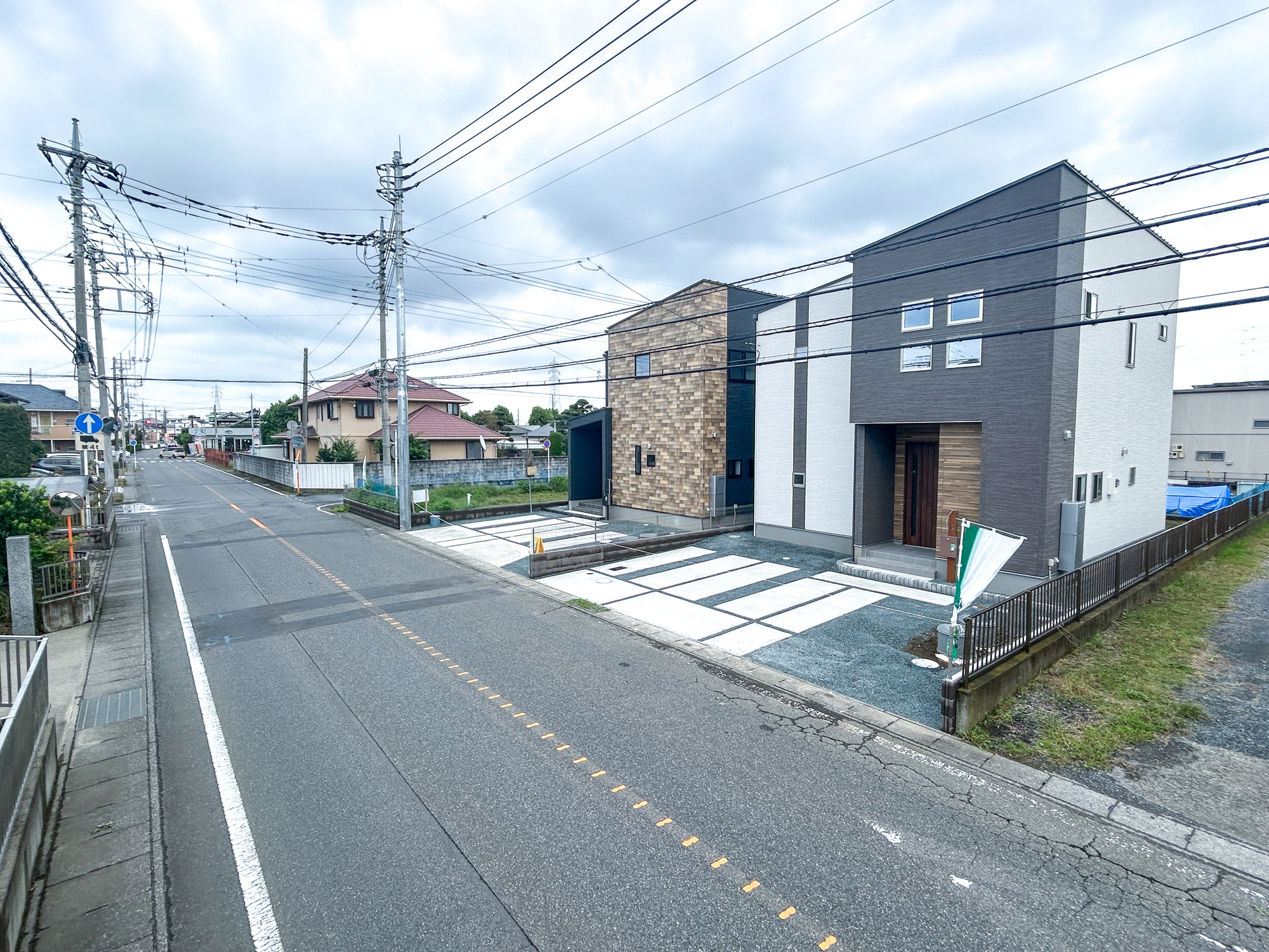 伊勢崎市安堀町第4期　新築住宅全6棟の前面道路含む現地写真|低層の一戸建てを中心とした街並みが整然と続き、周辺は高い建物が建っていないので、採光や開放性に恵まれ、空が広く緑の多い閑静な趣を感じる環境です。

