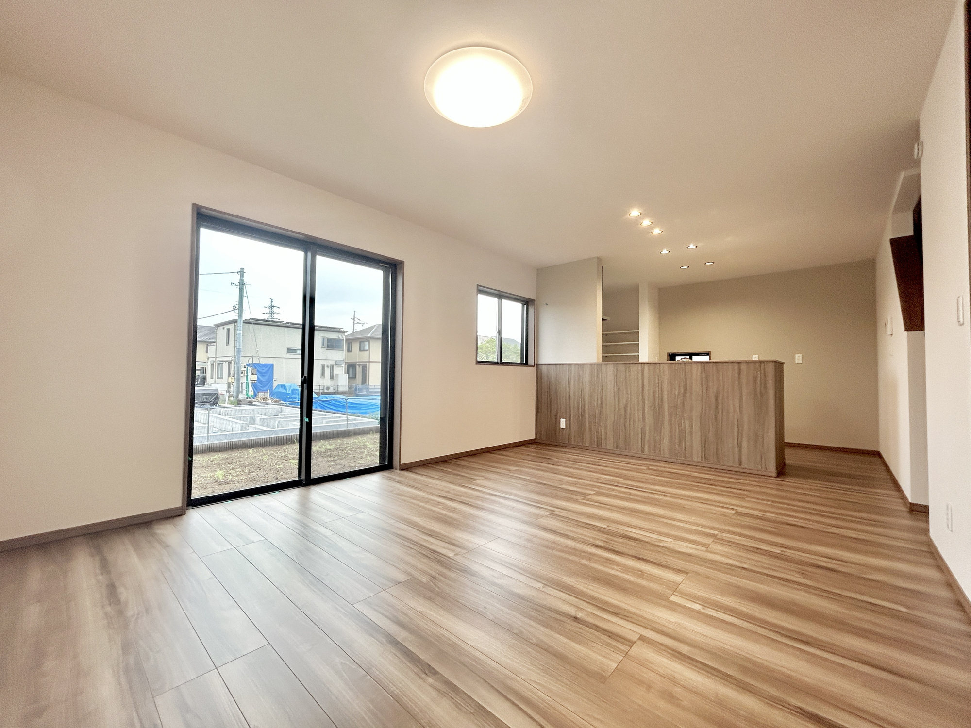 伊勢崎市安堀町第4期　新築住宅全6棟の居間・リビング|大きく開いた窓からは、明るい陽射しが射し込みます。
爽やかな風が吹き抜ける心地良いリビングには、自然と家族が集まります。
