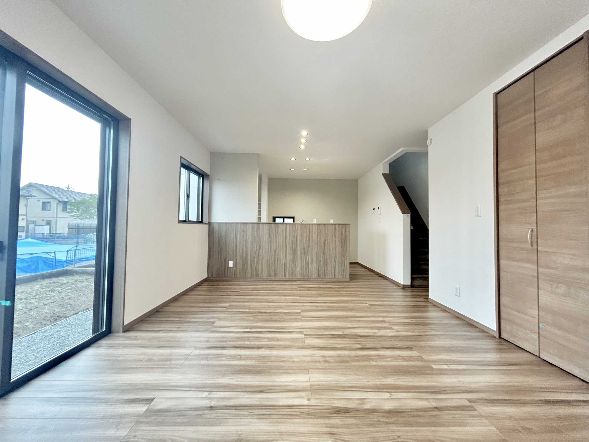 伊勢崎市安堀町第4期　新築住宅全6棟の居間・リビング|室内にいても、たっぷりの陽光と爽やかな風を感じて頂ける、開放感あふれるリビングです。
ご家族と穏やかに過ごす、心地の良い時間が流れます。