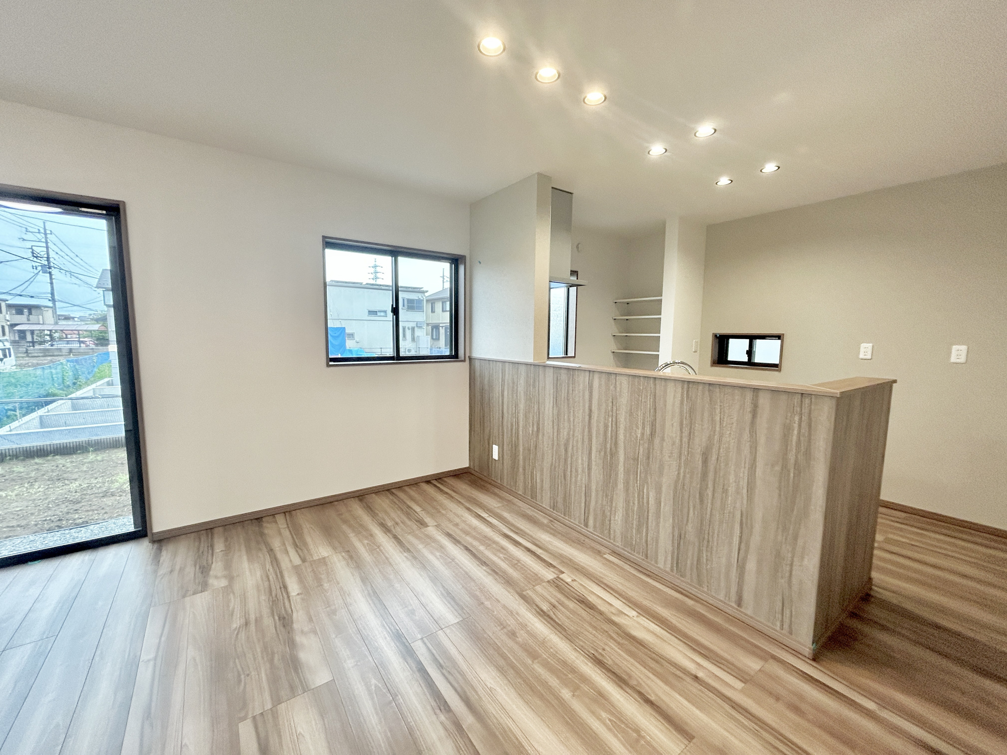 伊勢崎市安堀町第4期　新築住宅全6棟の居間・リビング|ここにはみんなが集い、食事と楽しい会話が始まる。話に夢中になりすぎて、ついつい時を忘れてしまう。そんな束の間の幸せを感じさせてくれる場所。