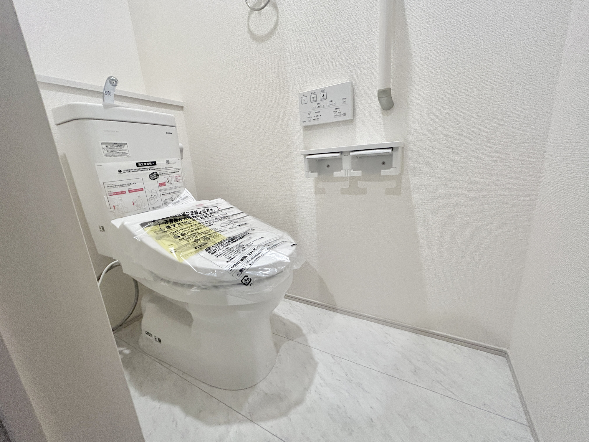 伊勢崎市豊城町　新築住宅全2棟のトイレ|節水型でエコなトイレには、今では当たり前の洗浄付き。便座を温める機能もついていて、居心地良くてトイレから出られなくなるかも！換気用に換気扇はもちろん、窓も着いているので常に快適ですね♪