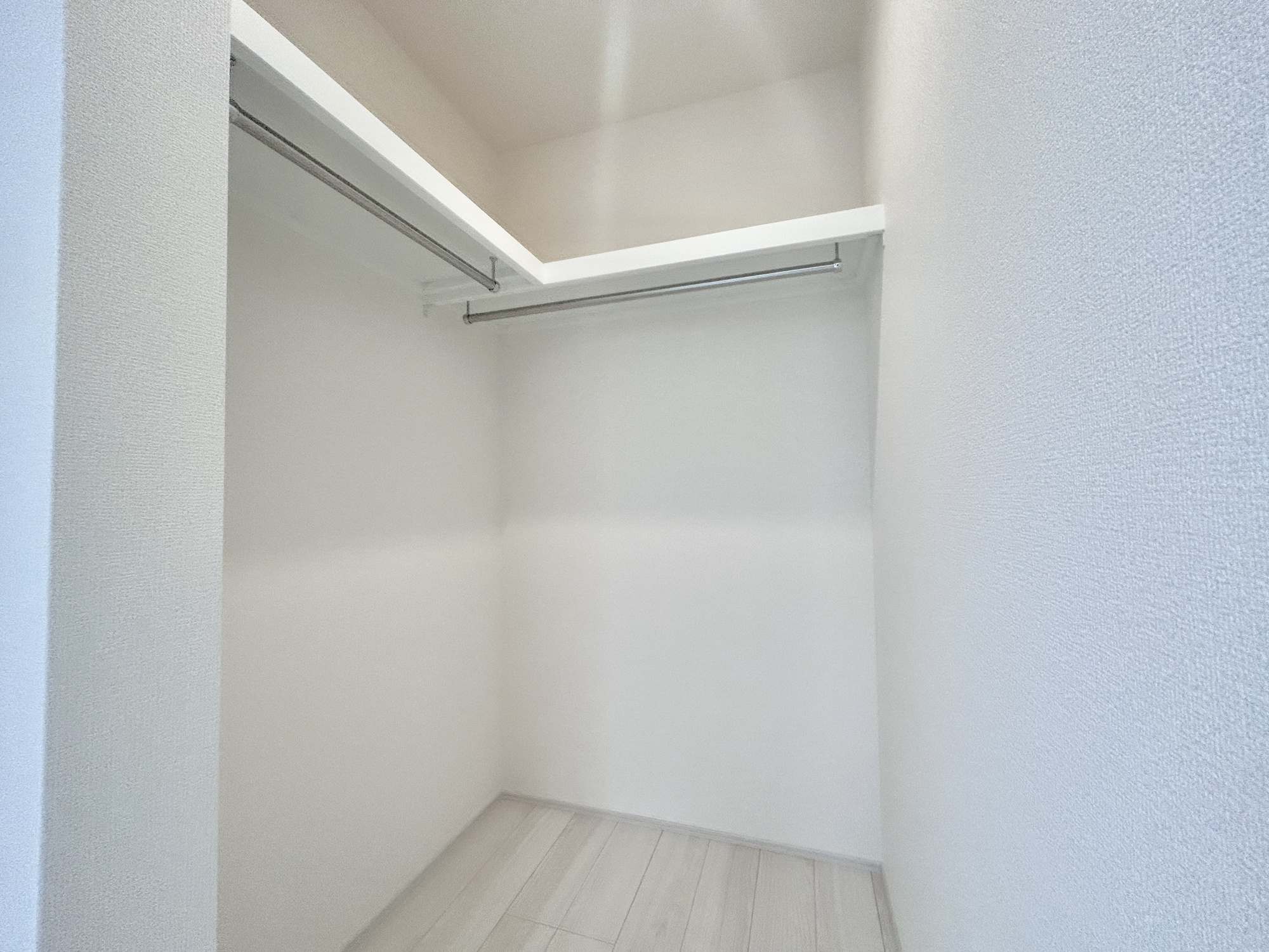 伊勢崎市豊城町　新築住宅全2棟の収納|たくさんのお洋服が入る、ウォークインクローゼット。
お洋服以外にも掃除機やスーツケースなどを一箇所に集約できるのが魅力です♪
収納ケースを置かなくていいのでお部屋の見た目にもスッキリ！