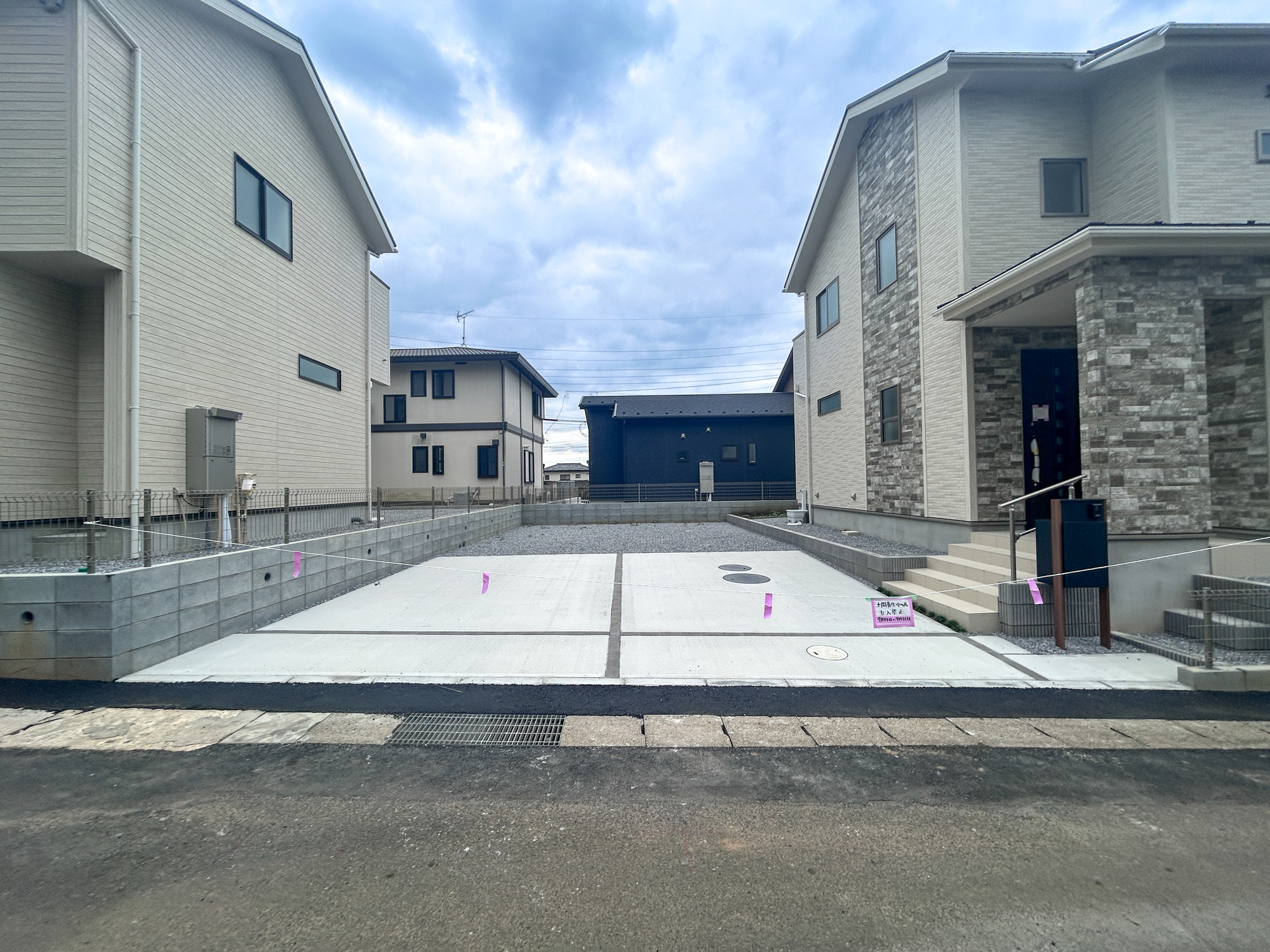 伊勢崎市豊城町　新築住宅全2棟の駐車場|車庫土間施工済みです(^^♪