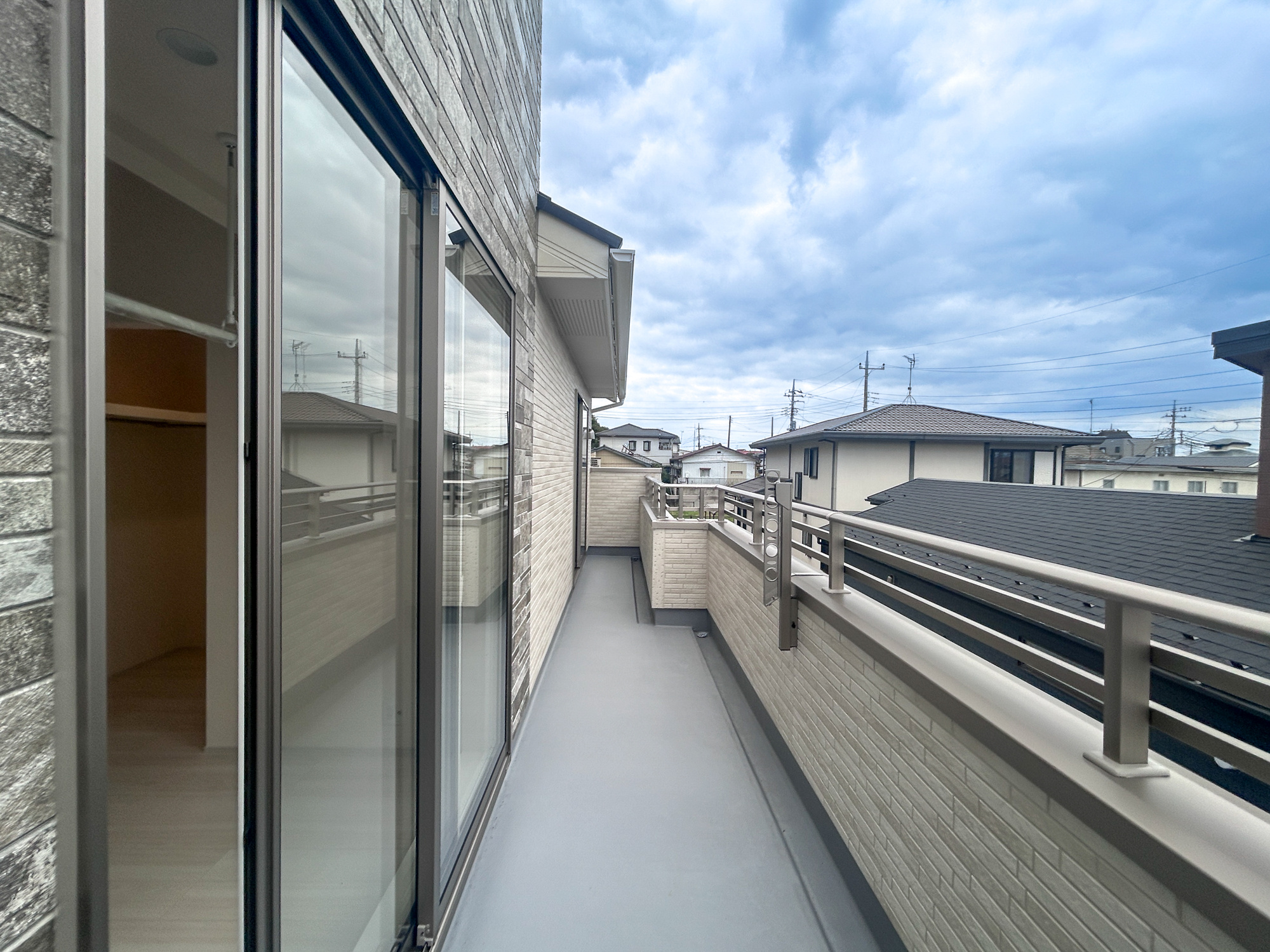 伊勢崎市豊城町　新築住宅全2棟のバルコニー|開放的なバルコニーは見晴らしもよく、太陽の温かな温もりをめいっぱい受け止めてくれます。太陽の光と爽やかな風を受けたお洗濯物はあっという間に乾き、取りこむ時には太陽の匂いを感じられそうですね。