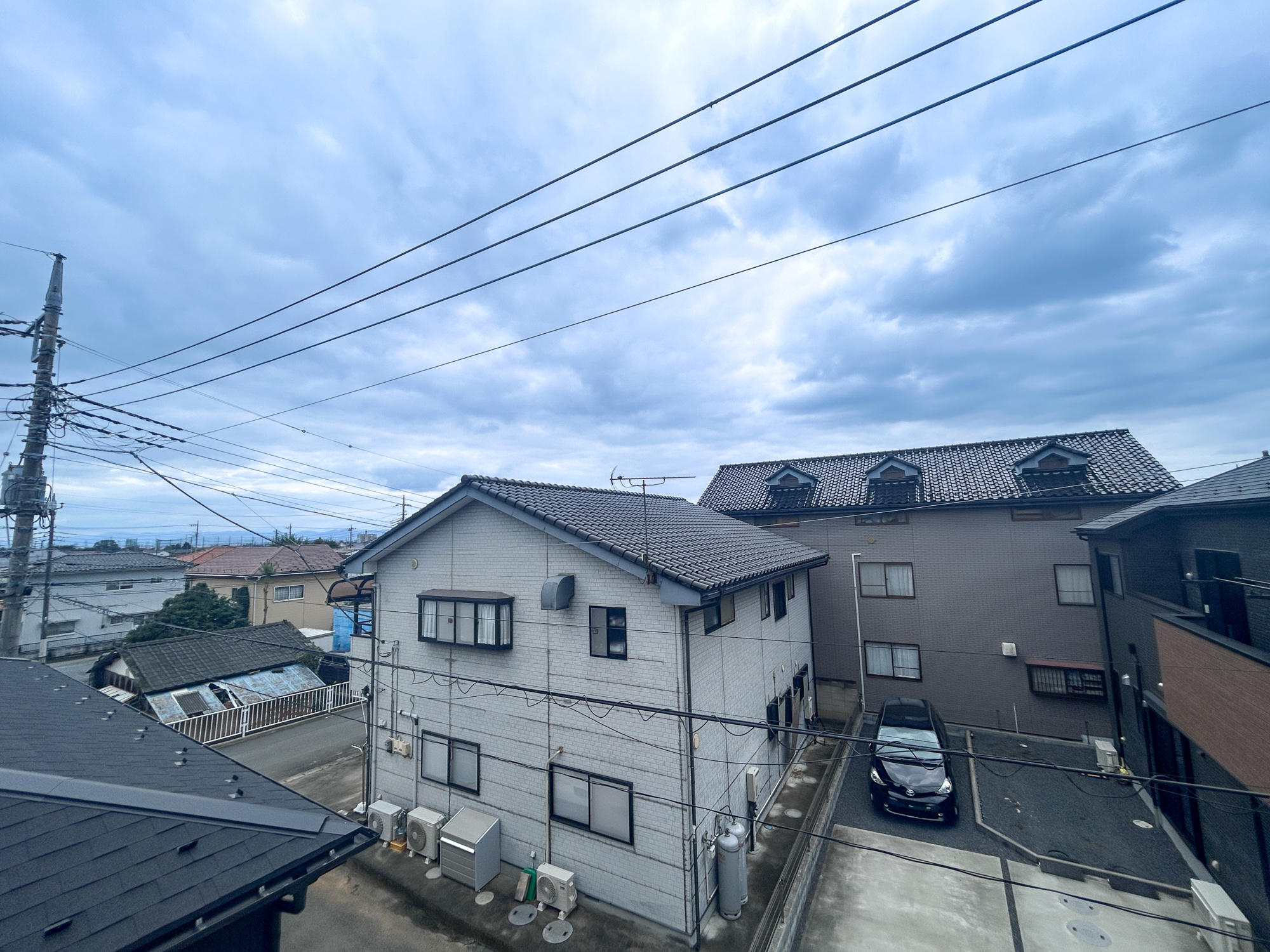 伊勢崎市豊城町　新築住宅全2棟の展望|低層の一戸建てを中心とした街並みが整然と続き、周辺は高い建物が建っていないので、採光や開放性に恵まれ、空が広く緑の多い閑静な趣を感じる環境です。
