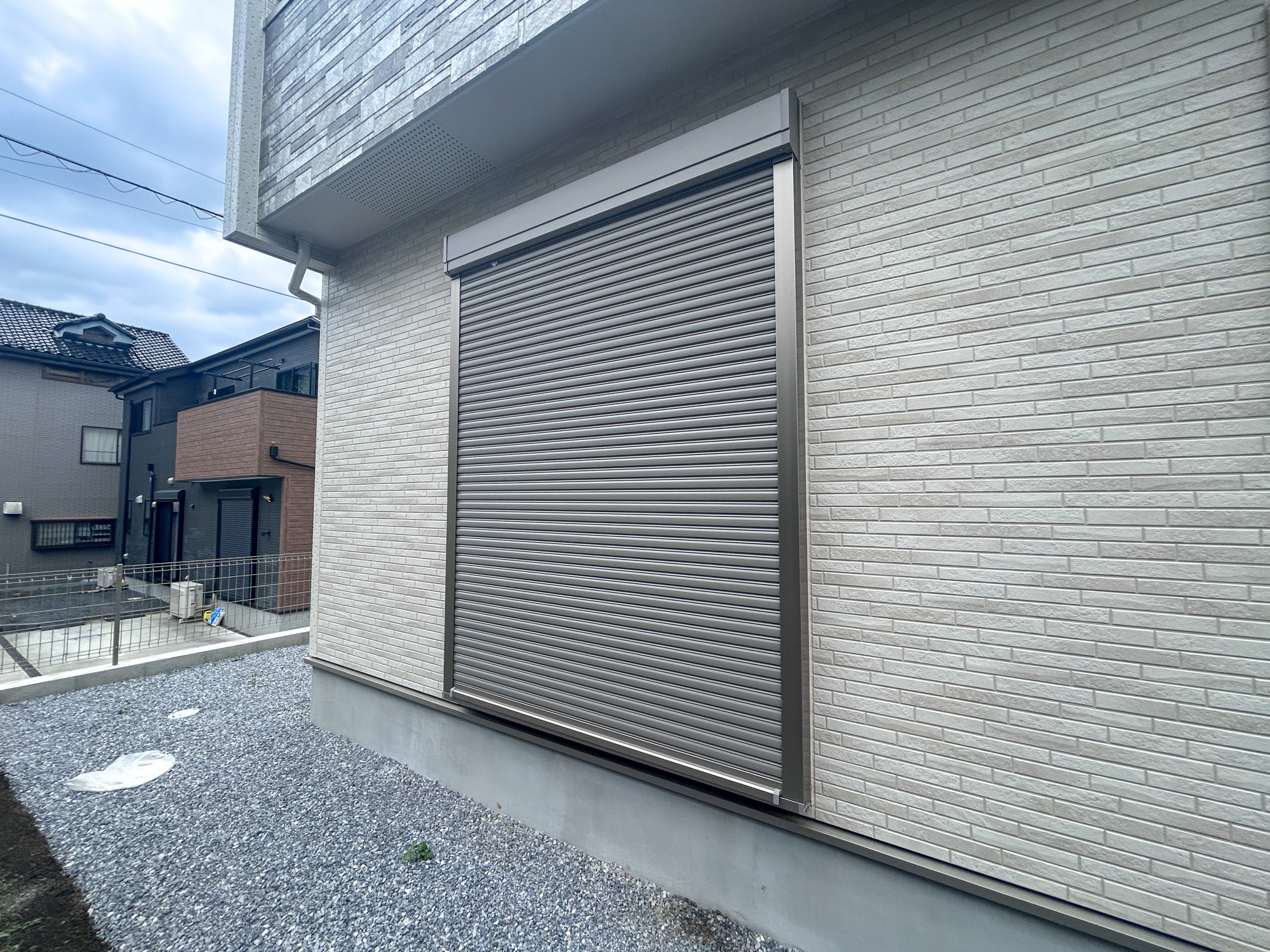 伊勢崎市豊城町　新築住宅全2棟の防犯設備|防風、防犯、防音、断熱と様々な効果を発揮するシャッター付きです♪