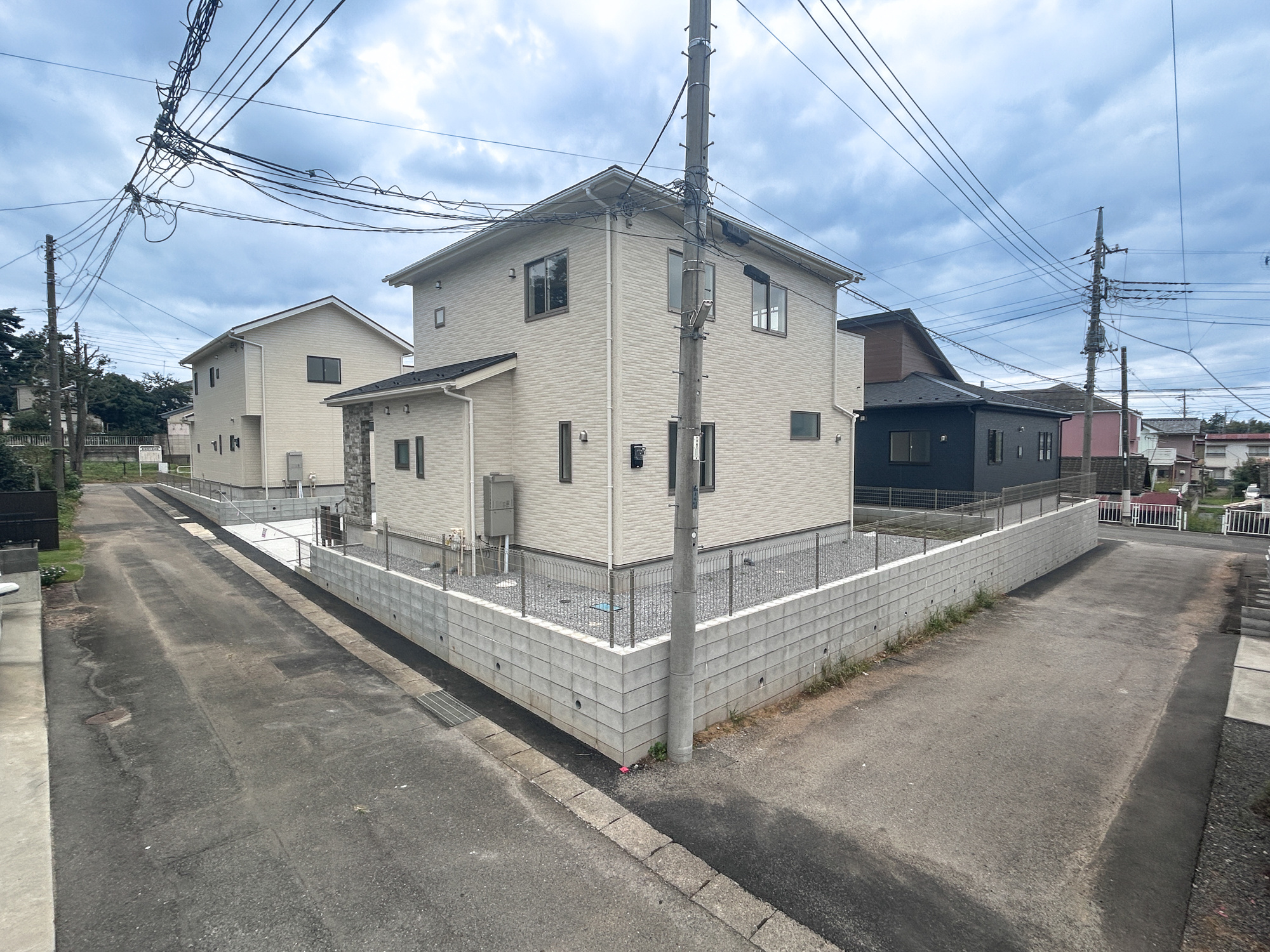 伊勢崎市豊城町　新築住宅全2棟の前面道路含む現地写真|閑静な住宅地で子育て家族にピッタリ。毎日のお散歩も快適な緑に恵まれたエリアで、自然に包まれた穏やかな暮らしを実現するための、ゆとりある住環境が整っています。

