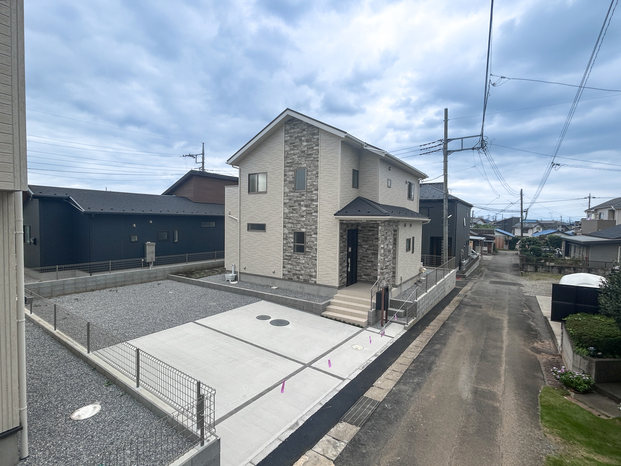 伊勢崎市豊城町　新築住宅全2棟の前面道路含む現地写真|低層の一戸建てを中心とした街並みが整然と続き、周辺は高い建物が建っていないので、採光や開放性に恵まれ、空が広く緑の多い閑静な趣を感じる環境です。

