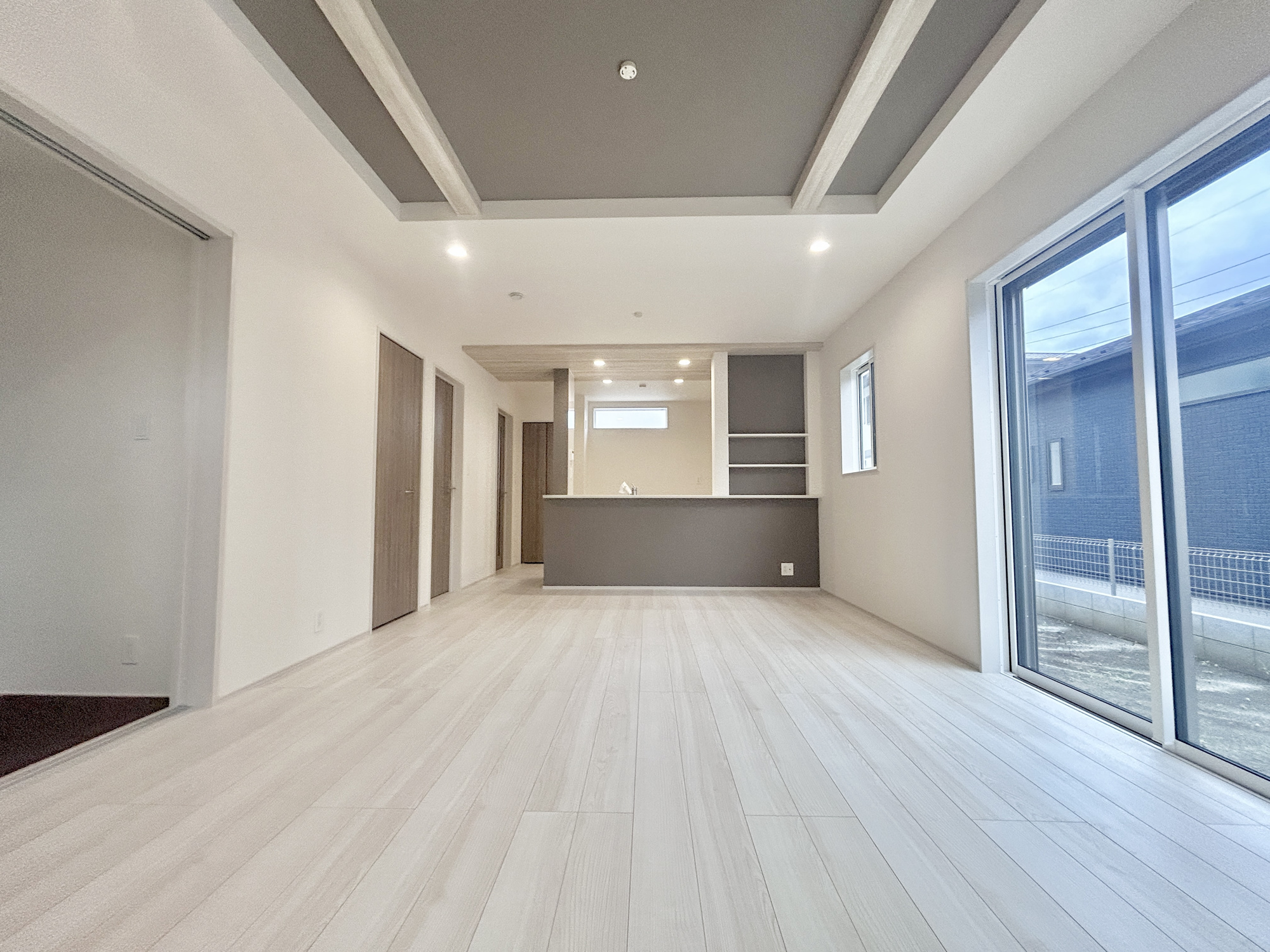 伊勢崎市豊城町　新築住宅全2棟の居間・リビング|南向きに大きく開いた窓からは、明るい陽射しが射し込みます。
爽やかな風が吹き抜ける心地良いリビングには、自然と家族が集まります。
