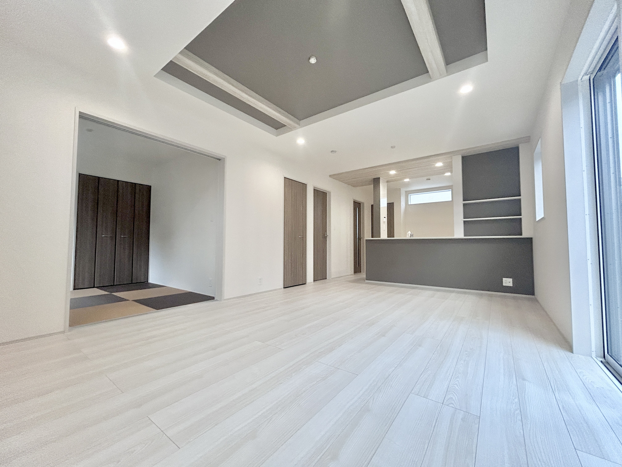 伊勢崎市豊城町　新築住宅全2棟の居間・リビング|室内にいても、たっぷりの陽光と爽やかな風を感じて頂ける、開放感あふれるリビングです。
ご家族と穏やかに過ごす、心地の良い時間が流れます。