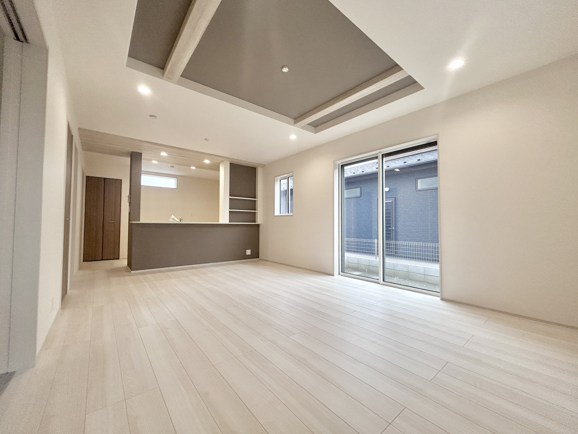 伊勢崎市豊城町　新築住宅全2棟の居間・リビング|オープンな空間を生み出す、こだわりの広がりとゆとり。家族と過ごす時間を大切にしたい方にぴったりの明るくゆとりある住空間です。南側の窓からの日差しがリビングの隅々までしっかりと届きます！ 