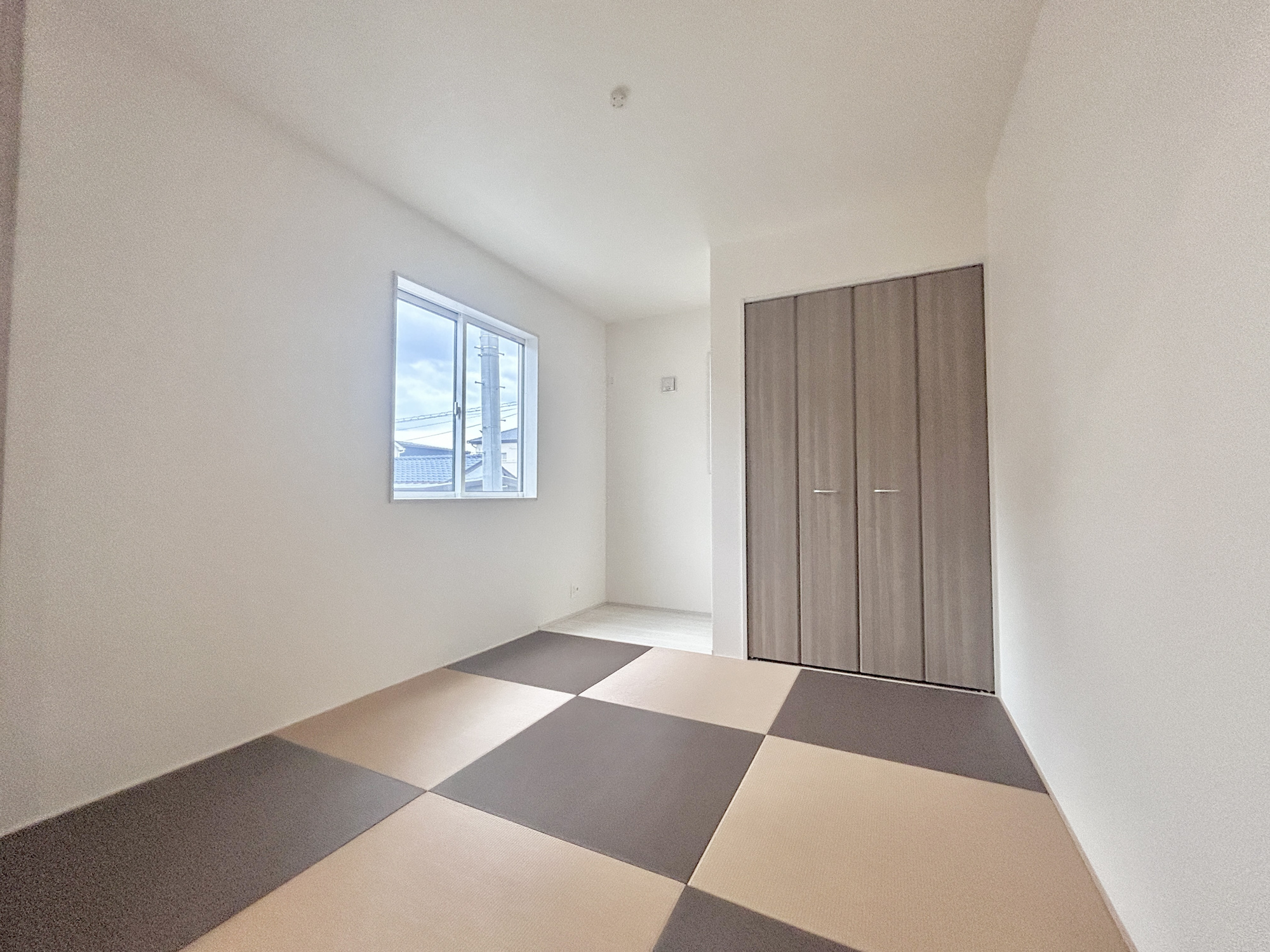 伊勢崎市豊城町　新築住宅全2棟の和室|LDKと隣接した和室。
リビングから目が届く場所なので、お子様の遊び部屋・お昼寝スペースとして使うのもオススメです♪