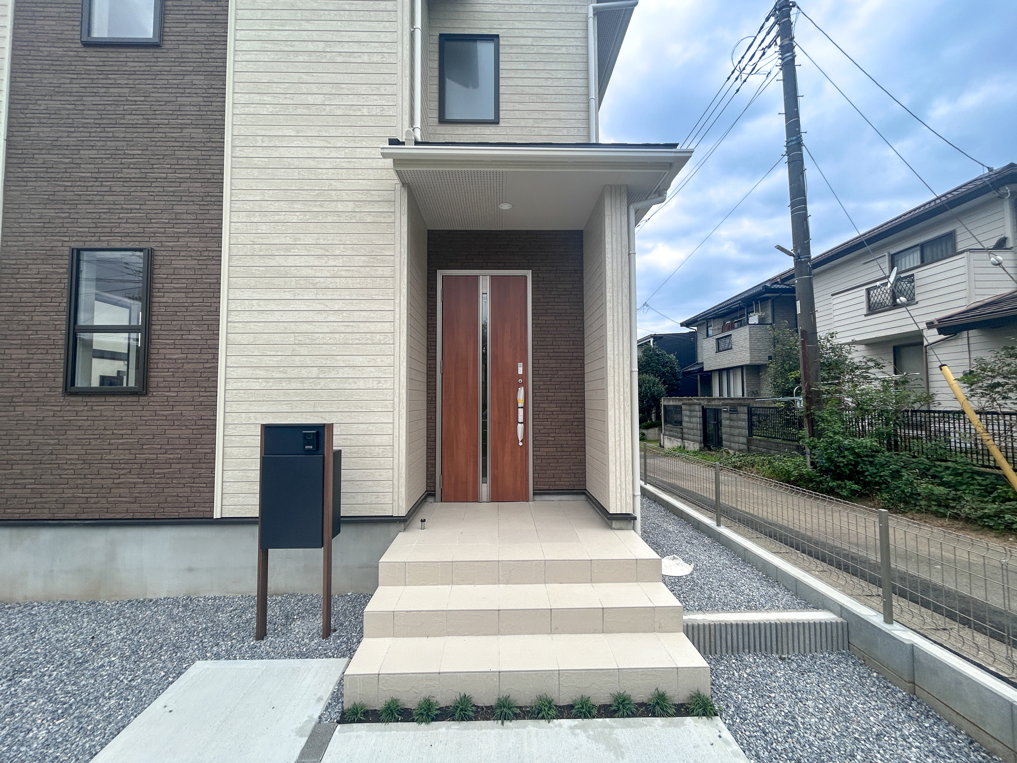 伊勢崎市豊城町　新築住宅全2棟の玄関|玄関上は屋根があるので雨の心配いらず♪