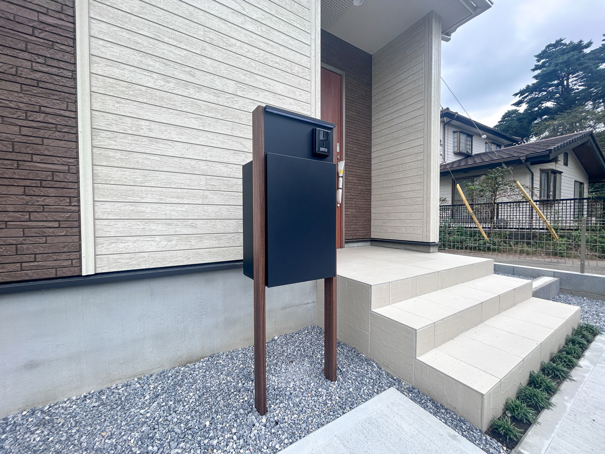 伊勢崎市豊城町　新築住宅全2棟の設備|おしゃれな機能ポールにはポスト、インターフォン、表札設置可能です♪