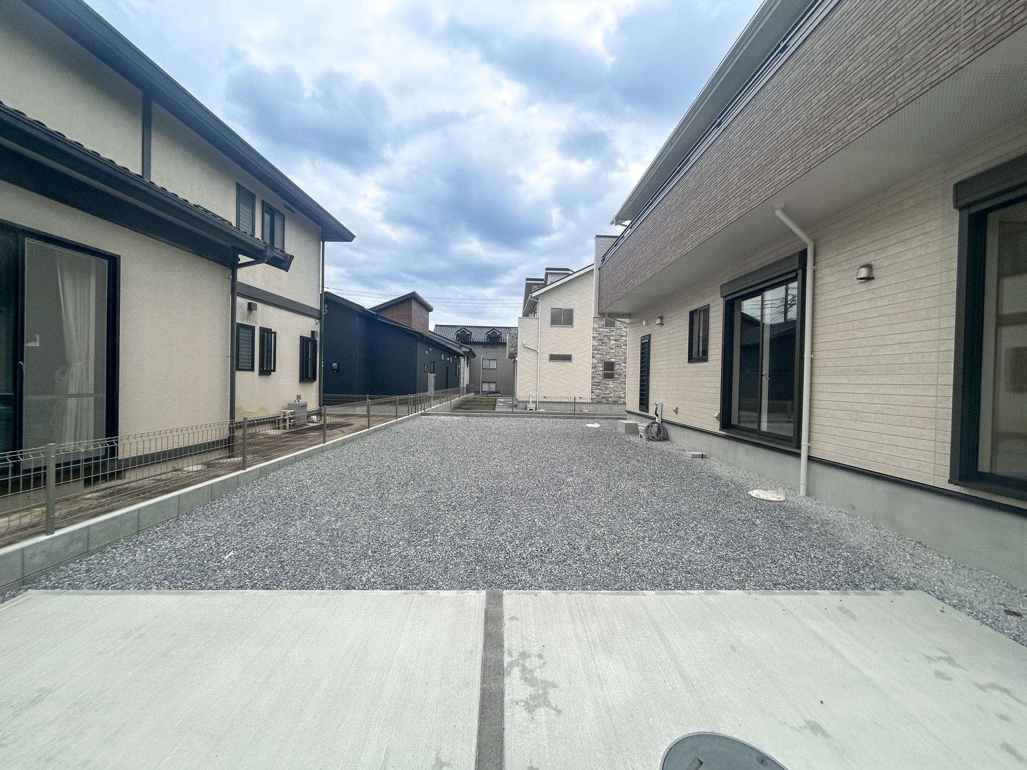 伊勢崎市豊城町　新築住宅全2棟の庭|砂利施工済みでお手入れ楽々です♪