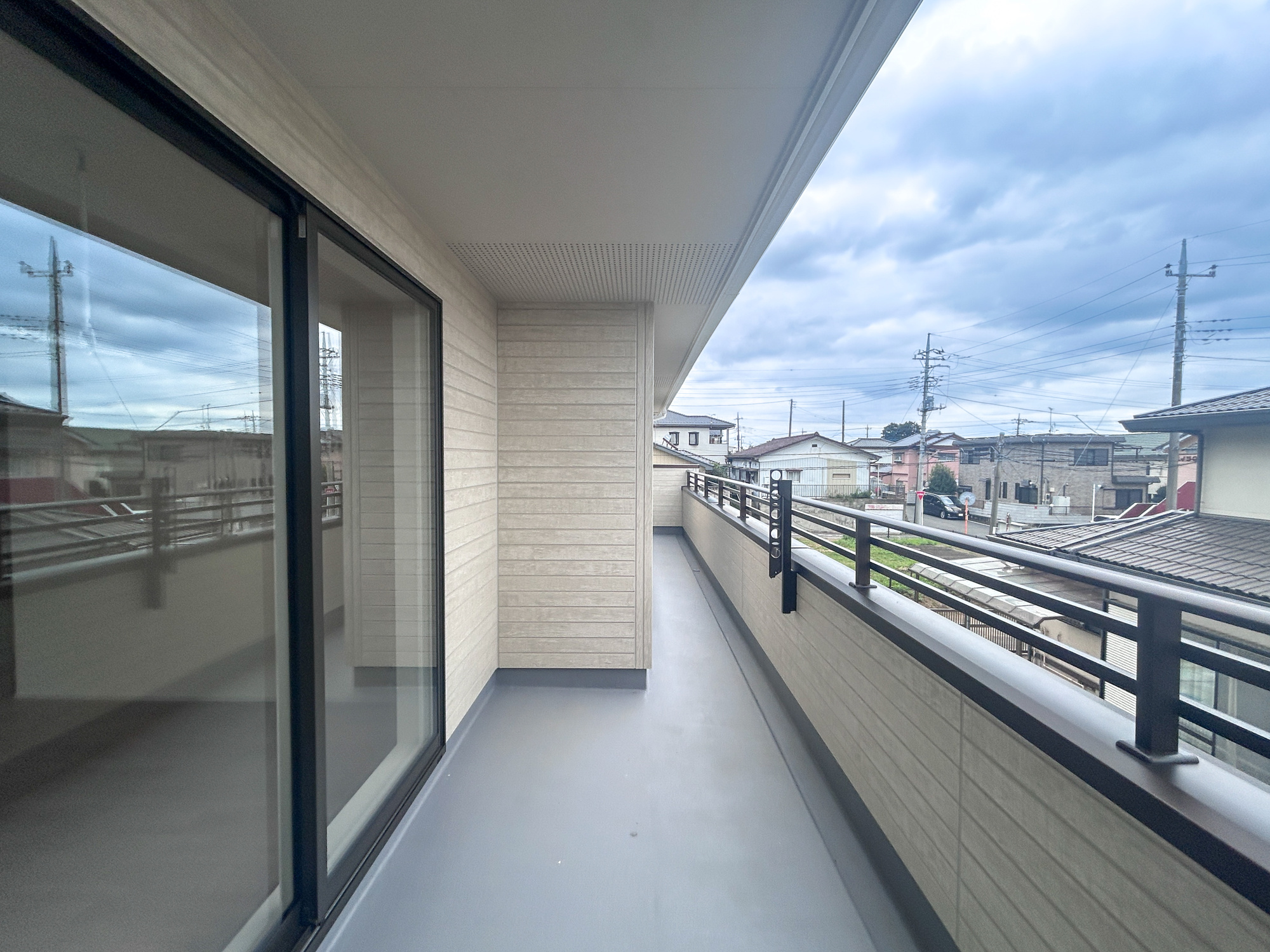 伊勢崎市豊城町　新築住宅全2棟のバルコニー|開放的なバルコニーは見晴らしもよく、太陽の温かな温もりをめいっぱい受け止めてくれます。太陽の光と爽やかな風を受けたお洗濯物はあっという間に乾き、取りこむ時には太陽の匂いを感じられそうですね。