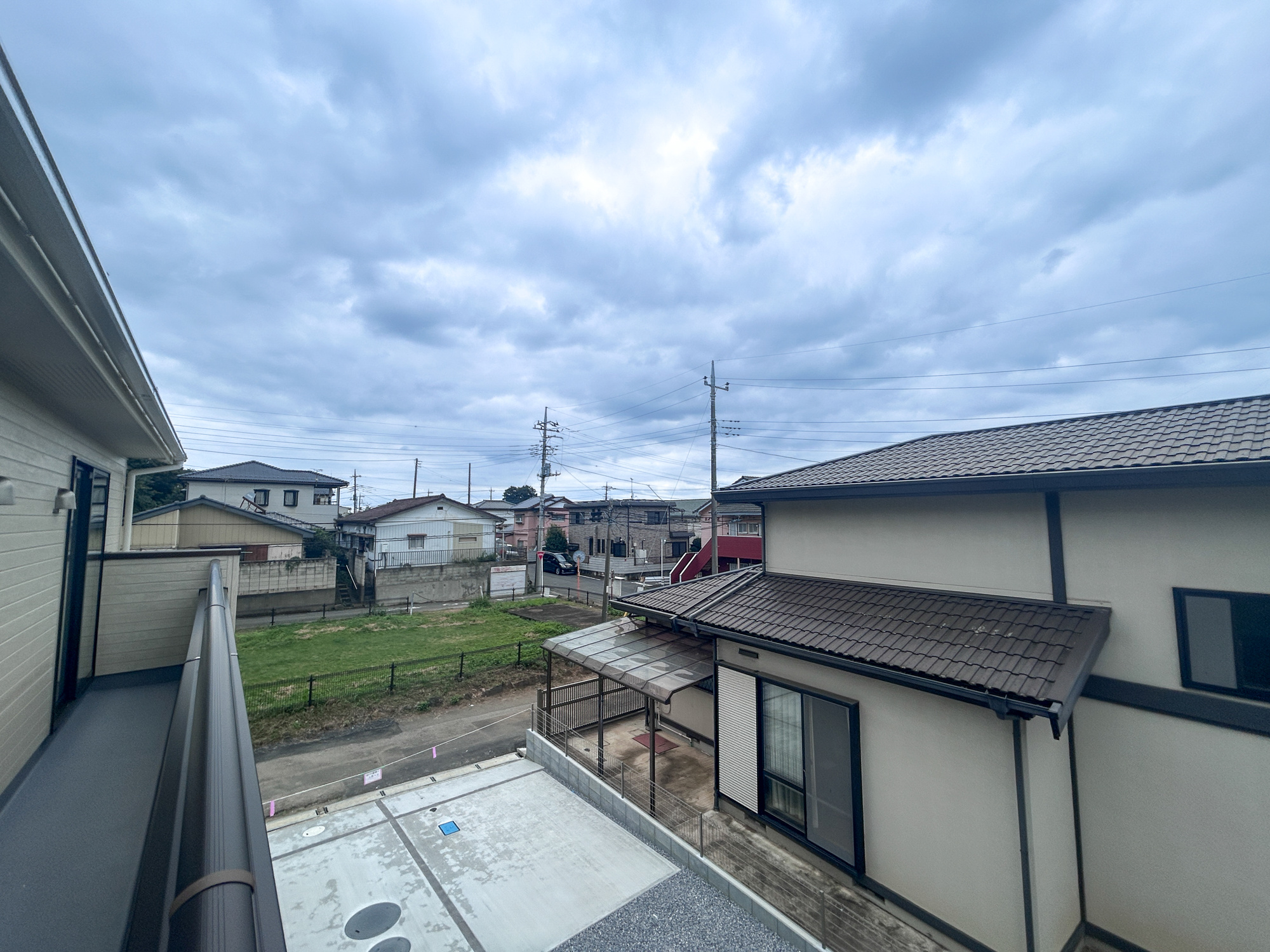 伊勢崎市豊城町　新築住宅全2棟の展望|低層の一戸建てを中心とした街並みが整然と続き、周辺は高い建物が建っていないので、採光や開放性に恵まれ、空が広く緑の多い閑静な趣を感じる環境です。